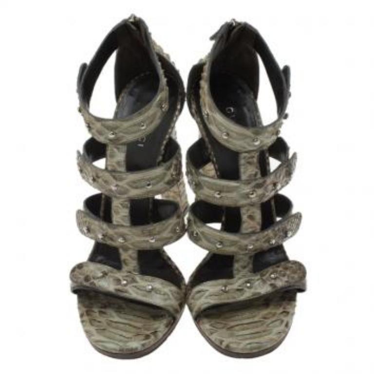 Sandales Gucci bicolores cloutées en python Sigourney Cage Taille 37 Pour femmes en vente