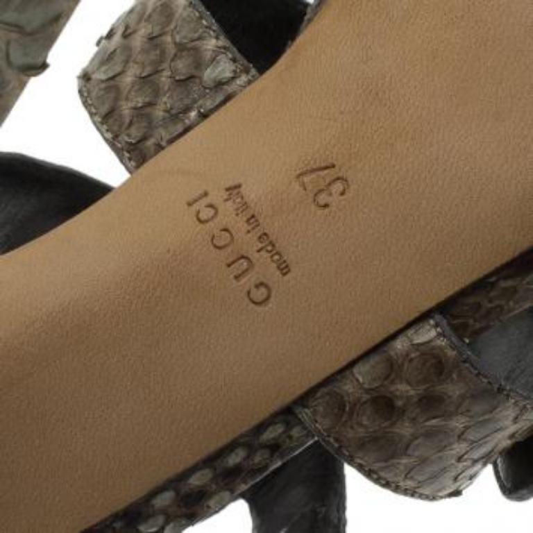 Sandales Gucci bicolores cloutées en python Sigourney Cage Taille 37 en vente 1