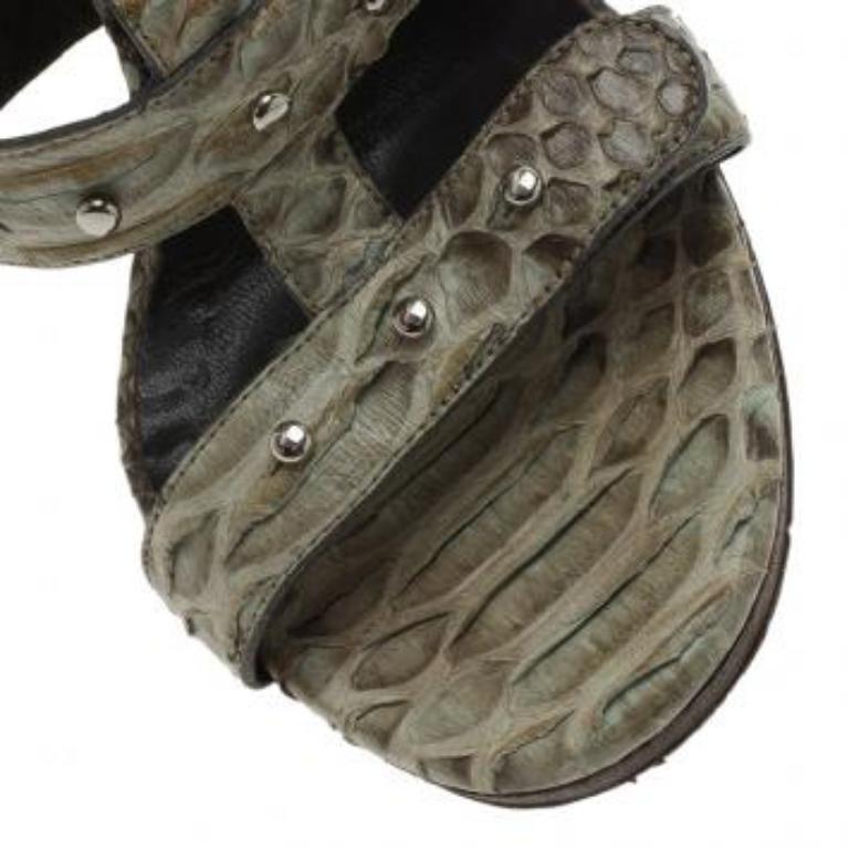 Sandales Gucci bicolores cloutées en python Sigourney Cage Taille 37 en vente 3