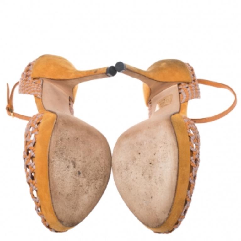 Combina tu conjunto favorito con estas sandalias Gucci para lucir un look elegante. Fabricados en Italia, están hechos de piel tejida y se presentan en preciosos tonos naranja. Tienen puntera redonda, plataforma, correa abrochada en el tobillo,