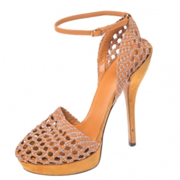 Gucci Sandalias de plataforma con correa al tobillo Kyligh de piel tejida en dos tonos talla 37 en Bueno estado para la venta en Dubai, Al Qouz 2