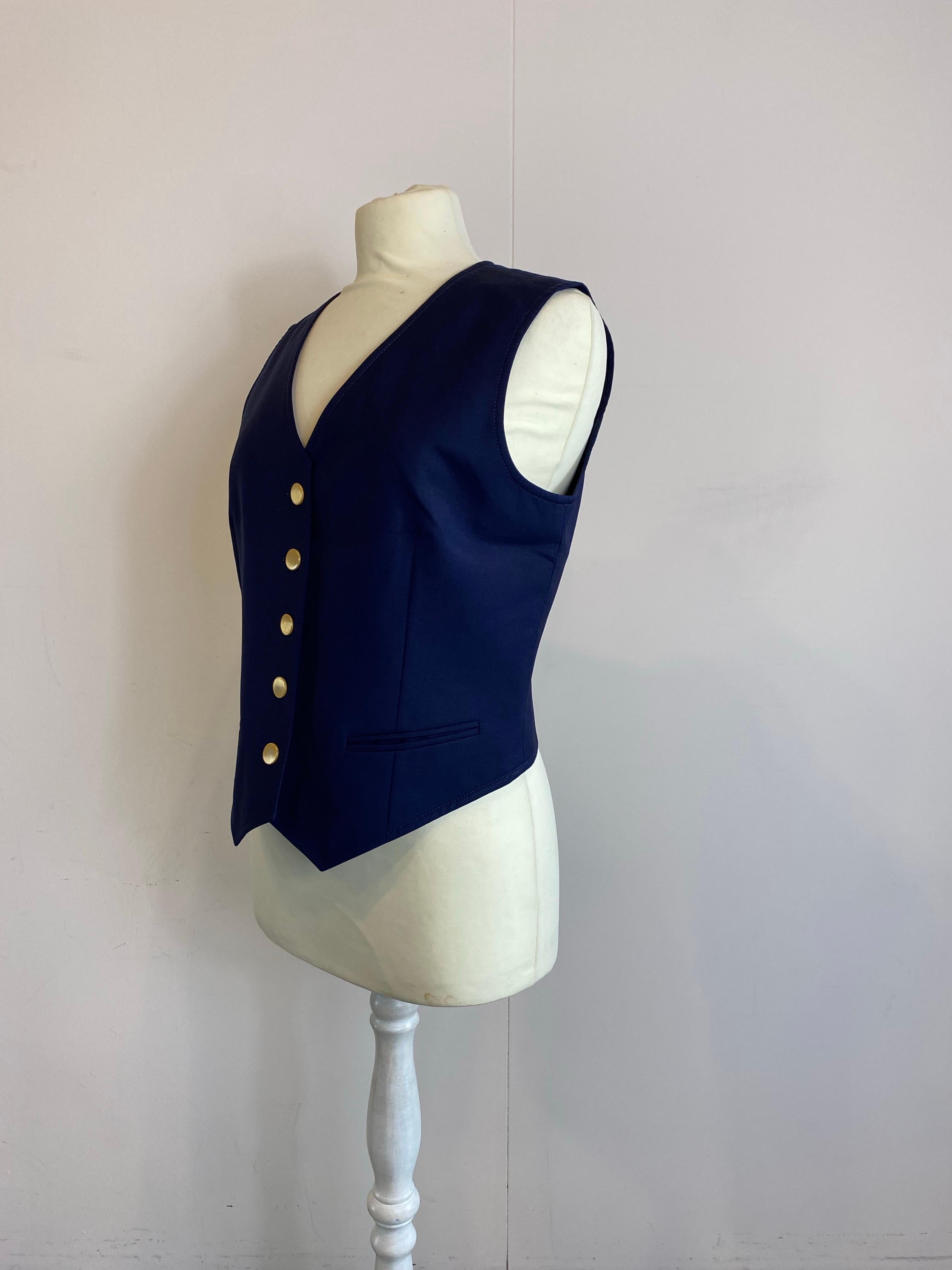Gilet con scollo a V di Gucci Uniform.
Taglia 42 IT.
Spalle 36 cm.
Lunghezza 52 cm.
84% Lana, 16% Mohair.
Ottime condizioni, presenta segni di normale utilizzo.