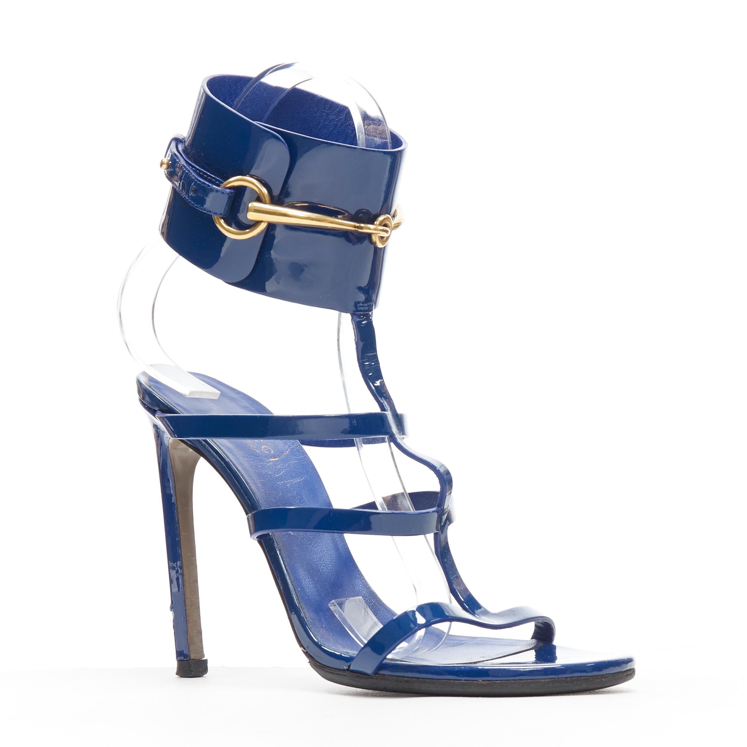 GUCCI Ursula azul charol oro hebilla horsebit sandalias de tacón alto EU37.5
Marca: Gucci
Nombre del modelo / Estilo: Tacones Ursula
Material: Charol
Color: Azul
Patrón: Sólido
Cierre: Hebilla
Detalle extra: Tacones de Ursula. Charol azul. Sandalias