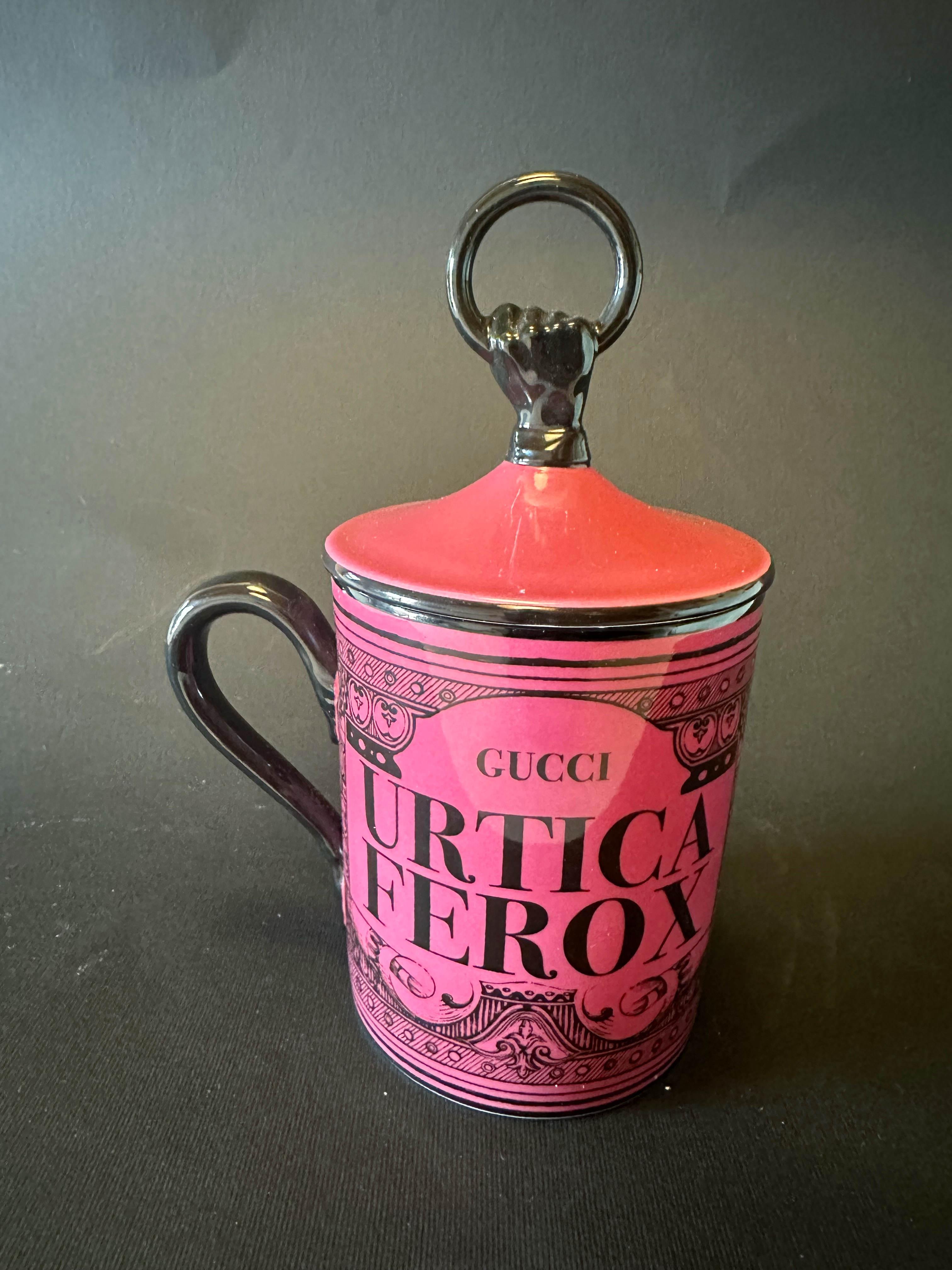 Gucci Richard Ginori fuchsiafarbener Porzellan-Kaffeebecher mit dem Schriftzug 