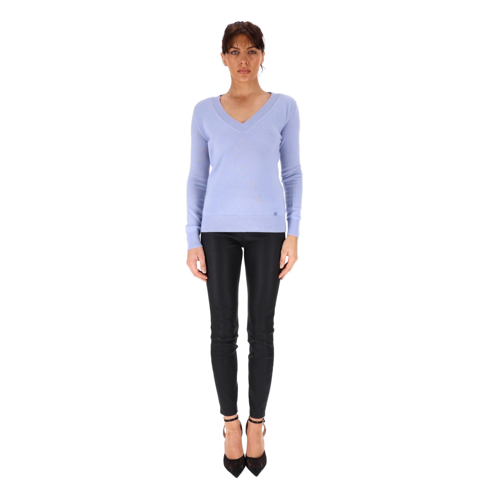 Gucci V Neck Cashmere Jumper

Lilac knitted jumper with mini enamel 'GG' logo to hem line, ribbed, neckline, cuffs and 

hem.

Rrp £450

Size - XS

Condition - Good (Small chips to the enamel 'GG' logo 

Composition - Cashmere