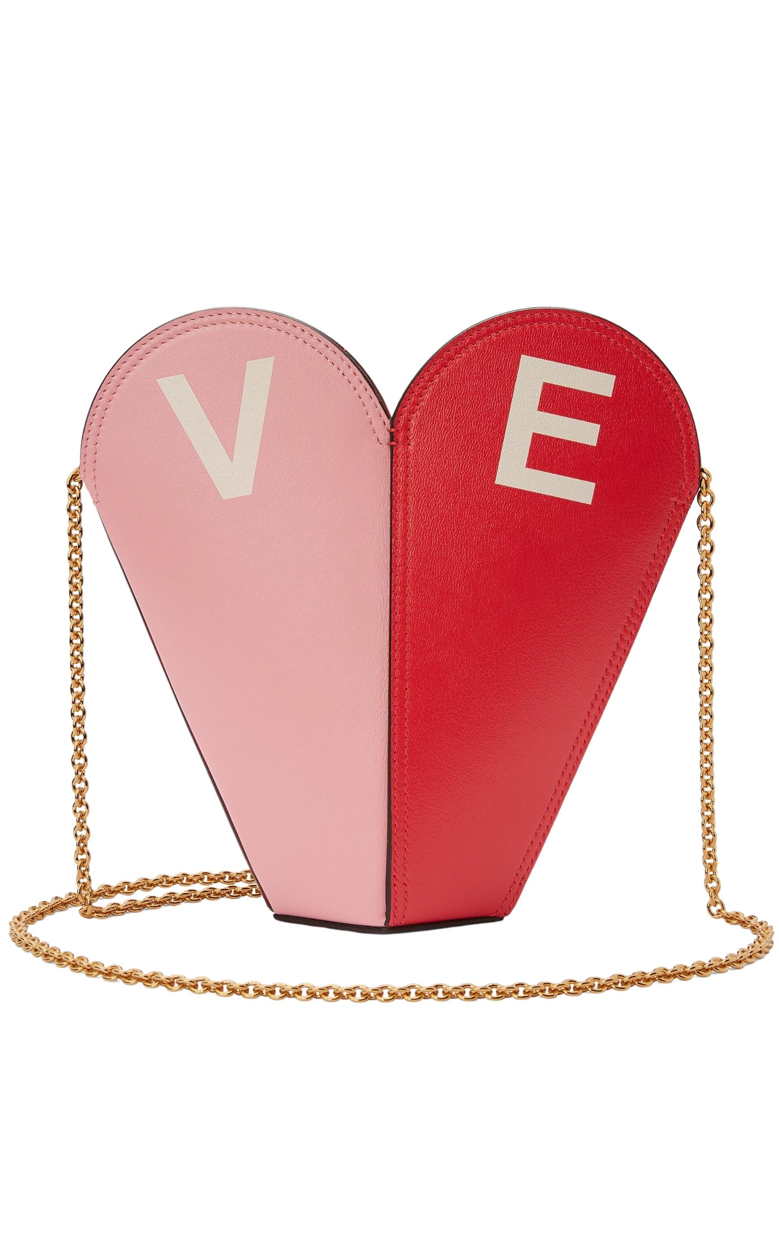 Le sac Gucci Valentine's Day Small Heart Bag célèbre le récit romantique de la Maison. Jouant avec ce concept, cet accessoire en forme de cœur est accentué par le mot 