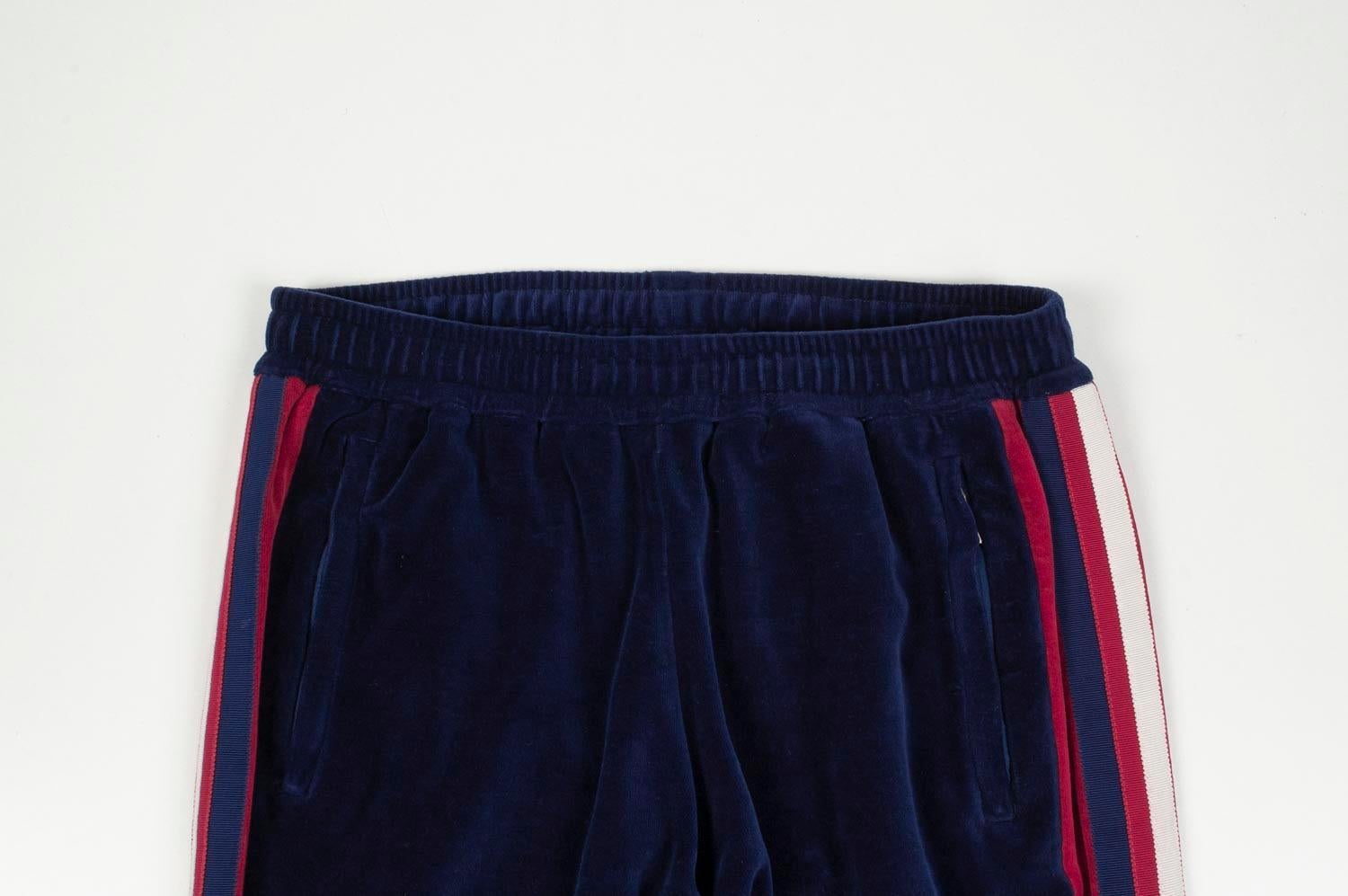 Item for sale is 100% genuine Gucci Velour Men Sweatpants, S284
Color: Blue
(An actual color may a bit vary due to individual computer screen interpretation)
Material: 85% cotton, 15% nylon
Tag size: Small
These pants are great quality item. Rate