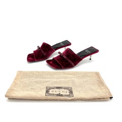 Mules Gucci en cuir de veau Ashmir Regent velours, motif GG monogramme couleur raisin, bout carré et nœud, taille 36