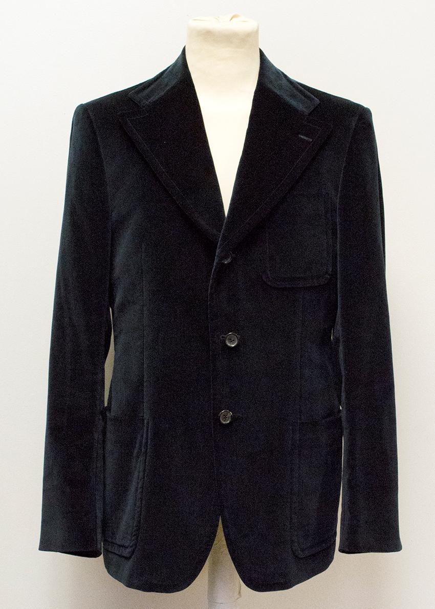 Solid navy blue velvet Gucci blazer.

Item is medium weight, has hardly ever been worn and is in very good condition.

Size IT - 50R

Approximate Measurements:
Length: 78cm
Width: 49cm
Sleeve: 85cm
