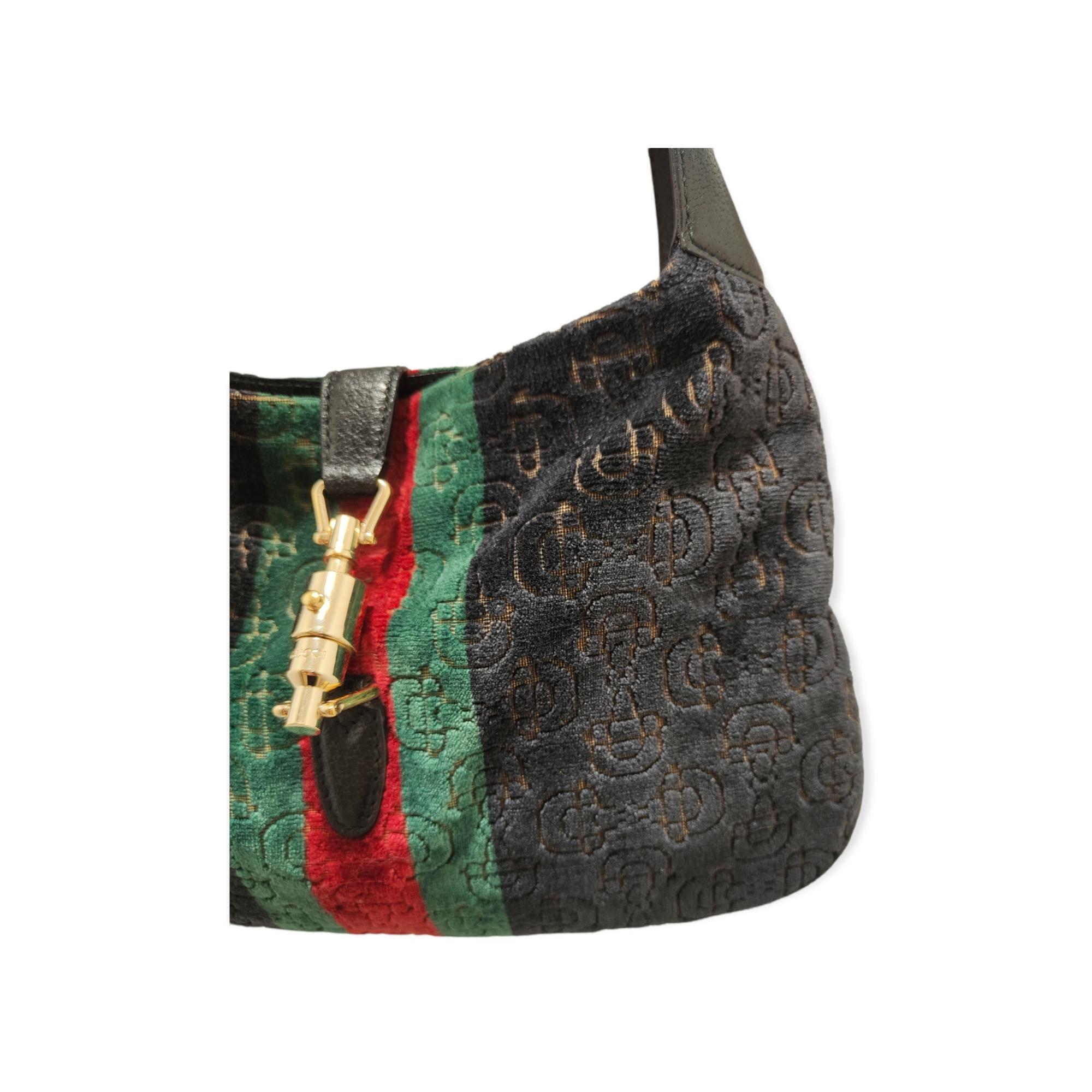 Gucci velvet multicoloured Jackie shoulder bag
embellished with gg and gold hardware
measurements: 32 * 21 cm, 3 cm depth