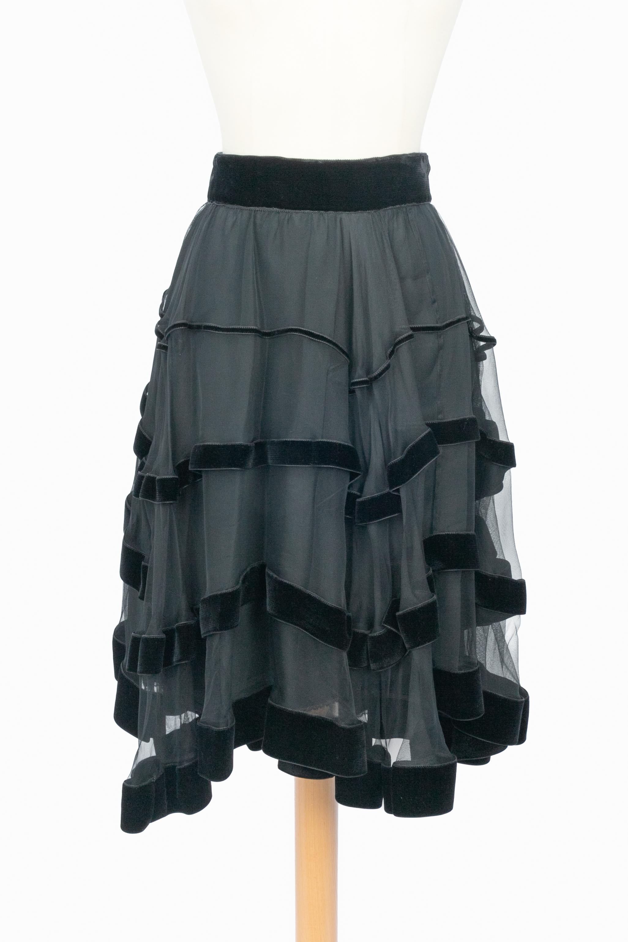 GUCCI - (Made in Italy) Falda de terciopelo negro y tul. Talla 40IT.

Estado:
Muy buen estado

Dimensiones:
Cintura: 35 cm - Largo: 66 cm

SKU:FJ237