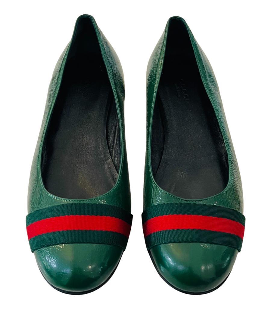 Gucci Vernice Naplack Web Ballet Flats

Green ballet flats crafted in finest patent leather and designed with the brand's signature Web stripe detail in green and red.

Featuring round toe and leather lining.

Size – 38

Condition – Very