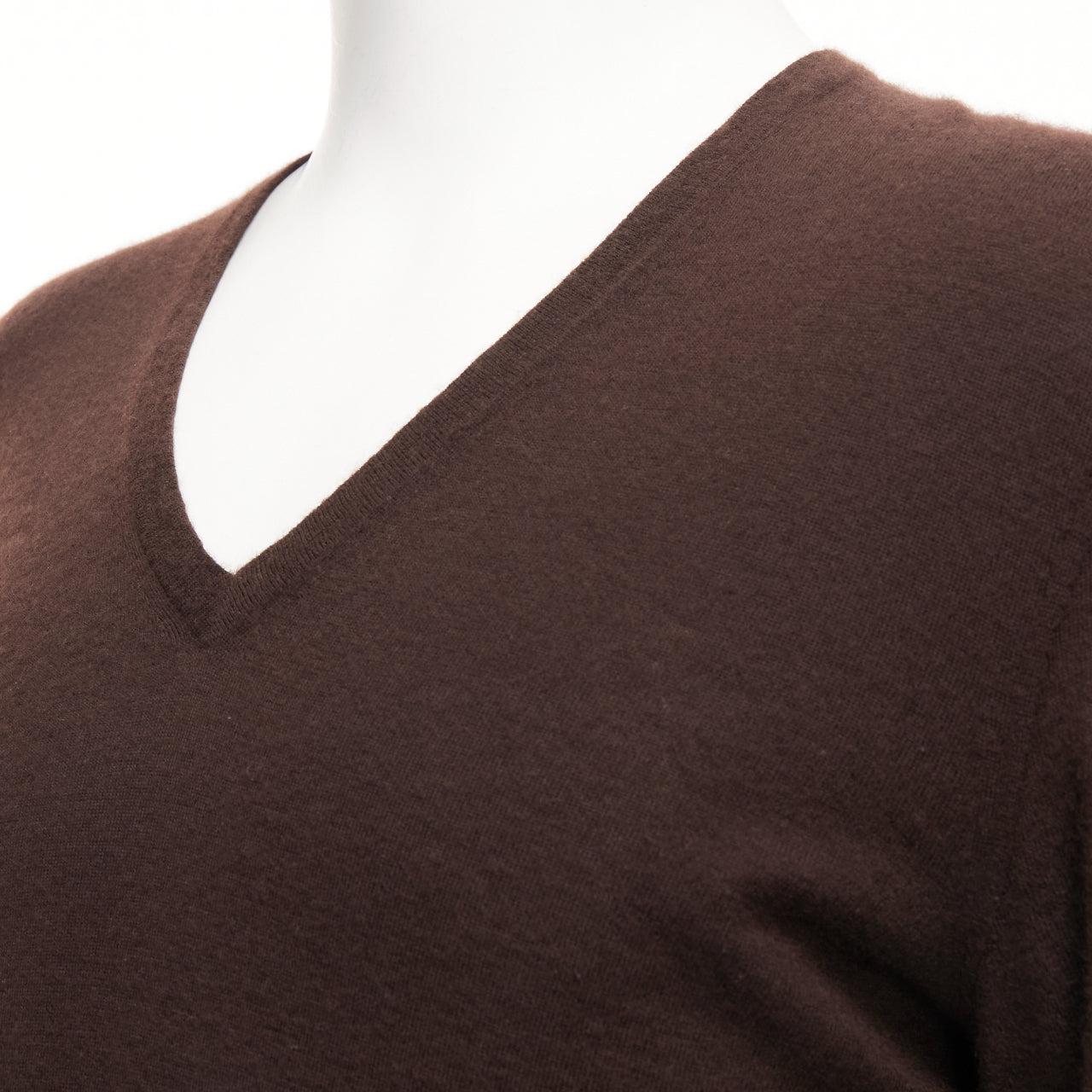GUCCI Vintage 100% cashmere brown V-neck classic sweater L
Reference: JSLE/A00120
Brand: Gucci
Material: Cashmere
Color: Brown
Pattern: Solid
Closure: Pullover
Made in: Italy

CONDITION:
Condition: Very good, this item was pre-owned and is in very