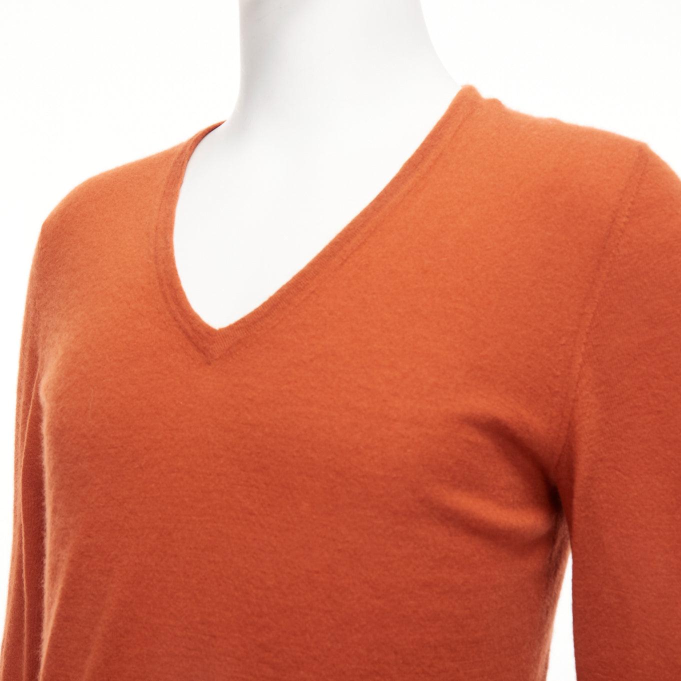 GUCCI Vintage 100% cashmere rust orange V-neck long sleeve sweater L
Reference: JSLE/A00118
Brand: Gucci
Material: Cashmere
Color: Orange
Pattern: Solid
Closure: Pullover
Made in: Italy

CONDITION:
Condition: Excellent, this item was pre-owned and