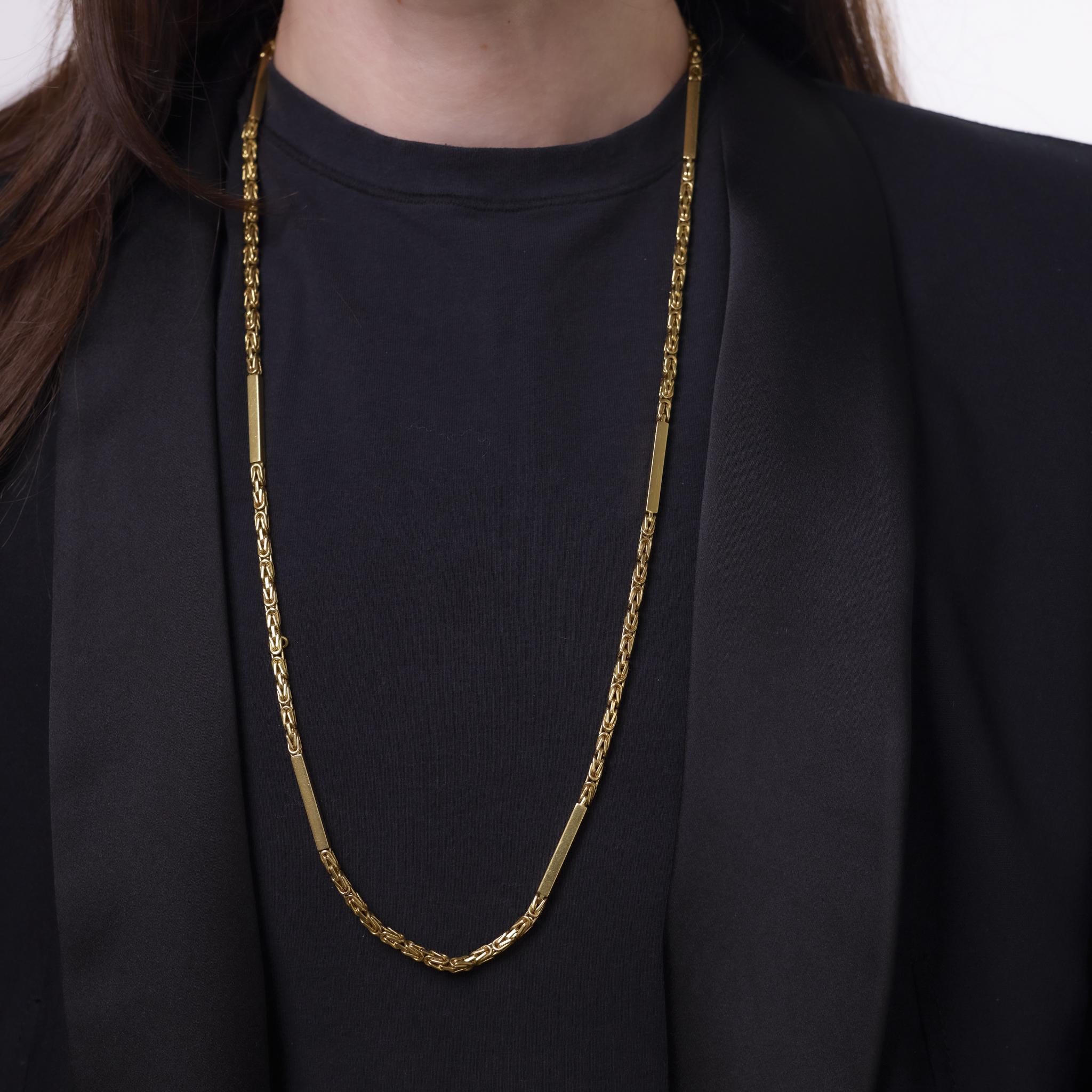 Questa collana vintage di Gucci degli anni '80 è realizzata in lussuoso oro giallo 18 carati e mette in mostra l'iconica maestria italiana del marchio. Con una lunghezza di 29 pollici, il pezzo è audace ma raffinato, perfetto per essere indossato da