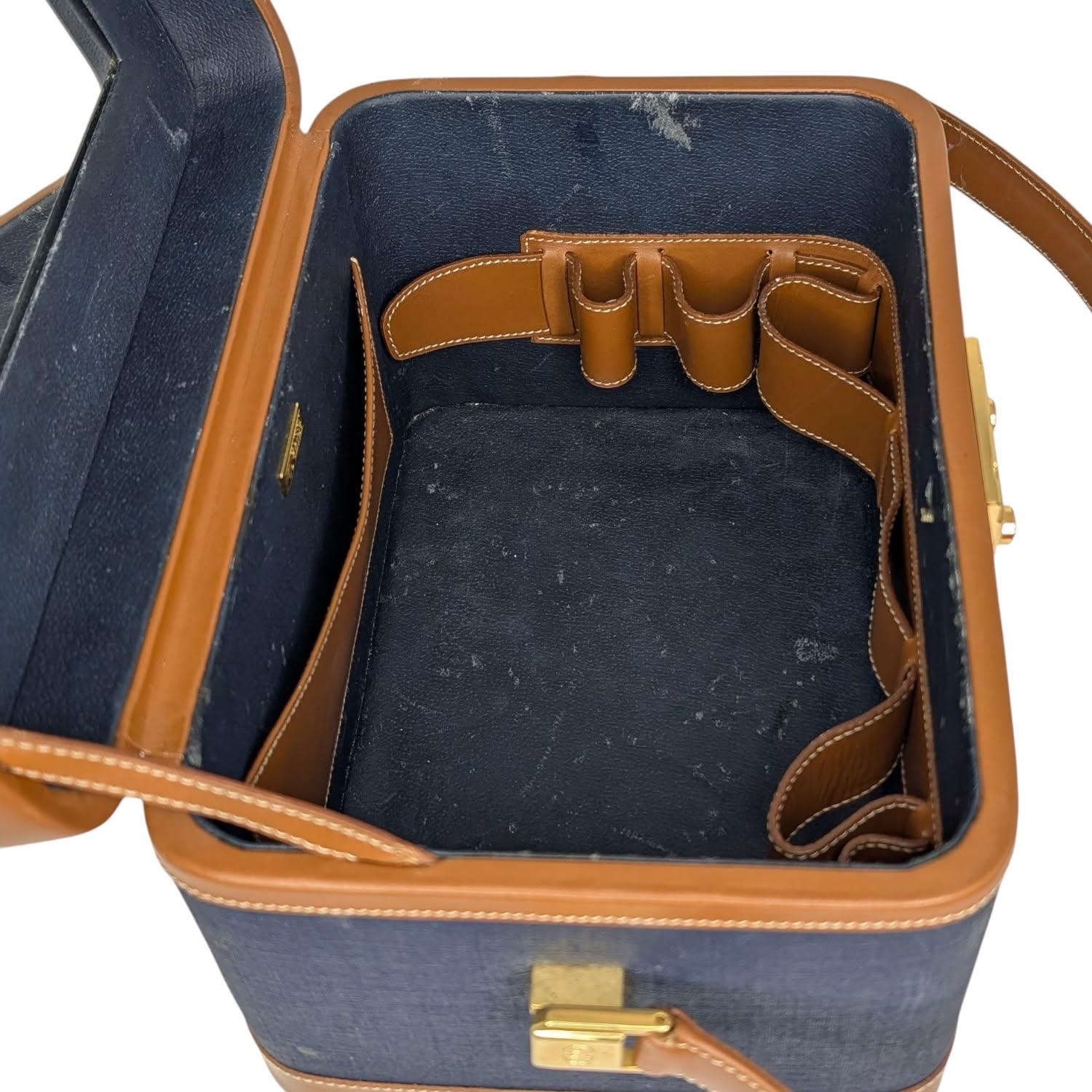 Gucci Vintage 1970s Beauty Train Case Travel Bag For Sale 5