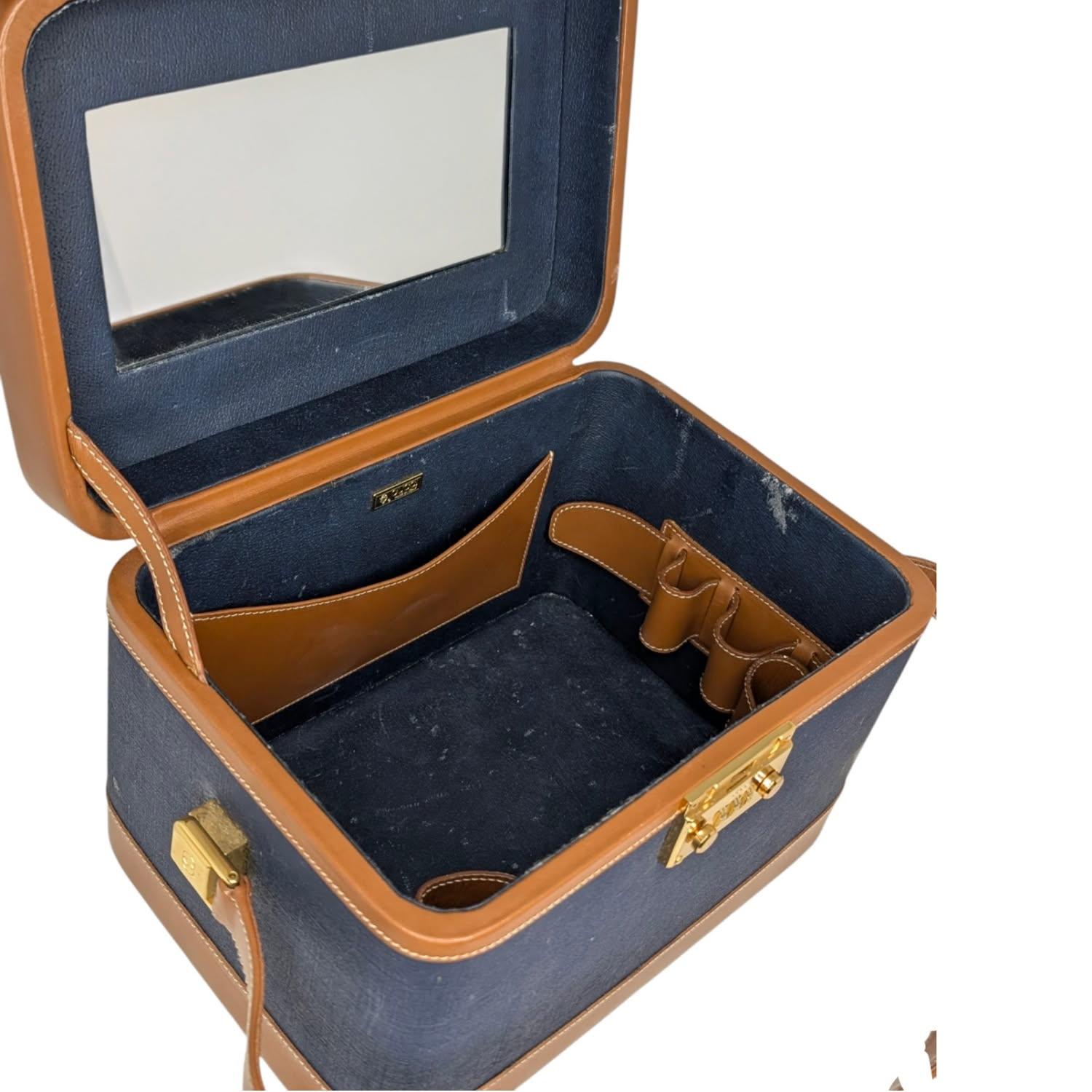 Gucci Vintage 1970s Beauty Train Case Travel Bag For Sale 4