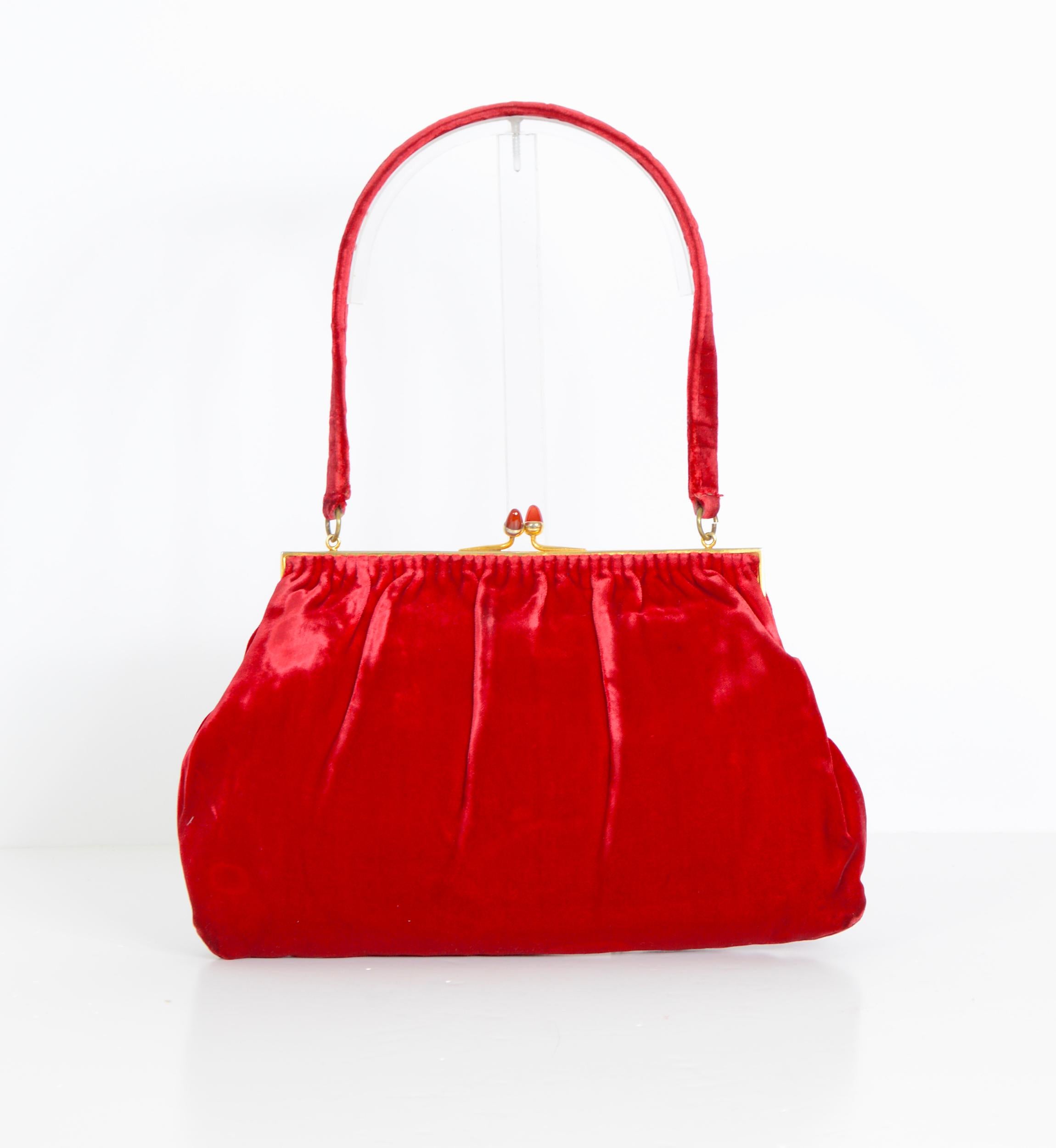 Gucci Vintage-Tasche aus Seidensamt mit Griff aus den 1970er Jahren und Stein-Schließe im Zustand „Gut“ in Antwerpen, Vlaams Gewest