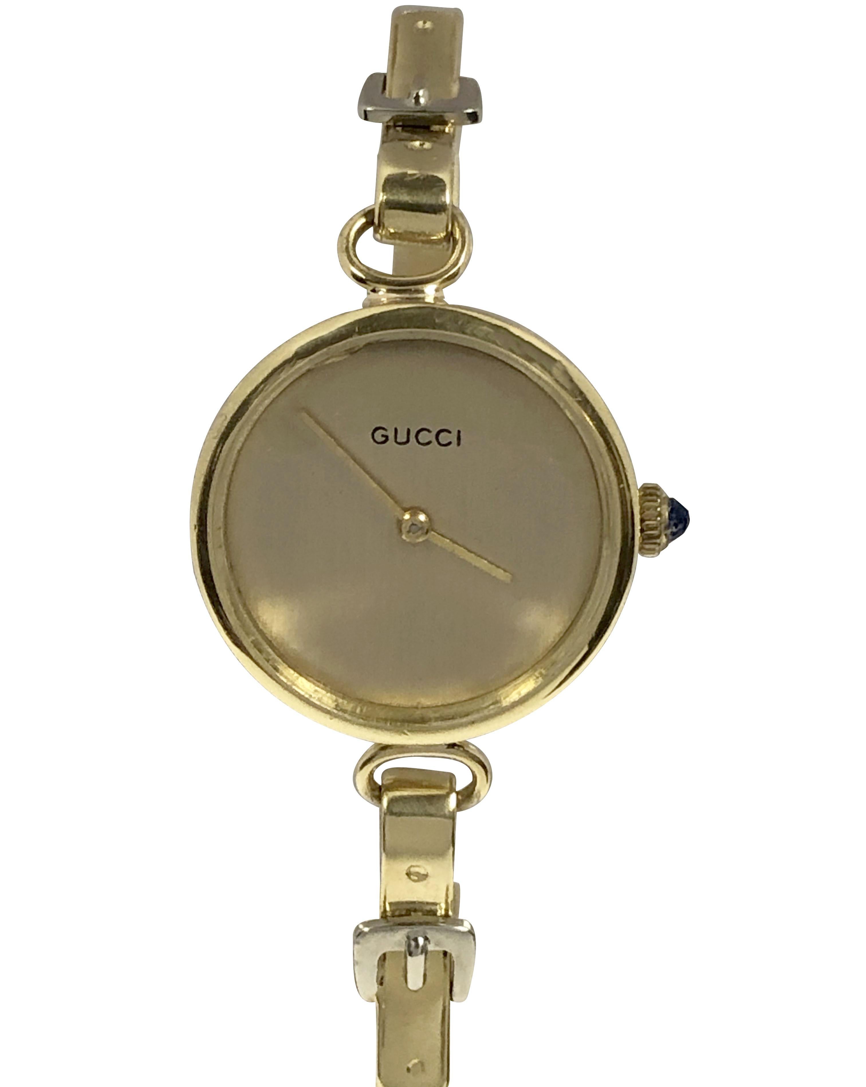 Circa 1970s Gucci for the French Market ladies wristrist bracelet en or jaune 18k, 24 M-One 2 Piece case, 17 Jewel mechanical, manual wind movement, Gold Satin Dial with a Glass Crystal and a Sapphire Crown. Bracelet de style Bangle avec motif