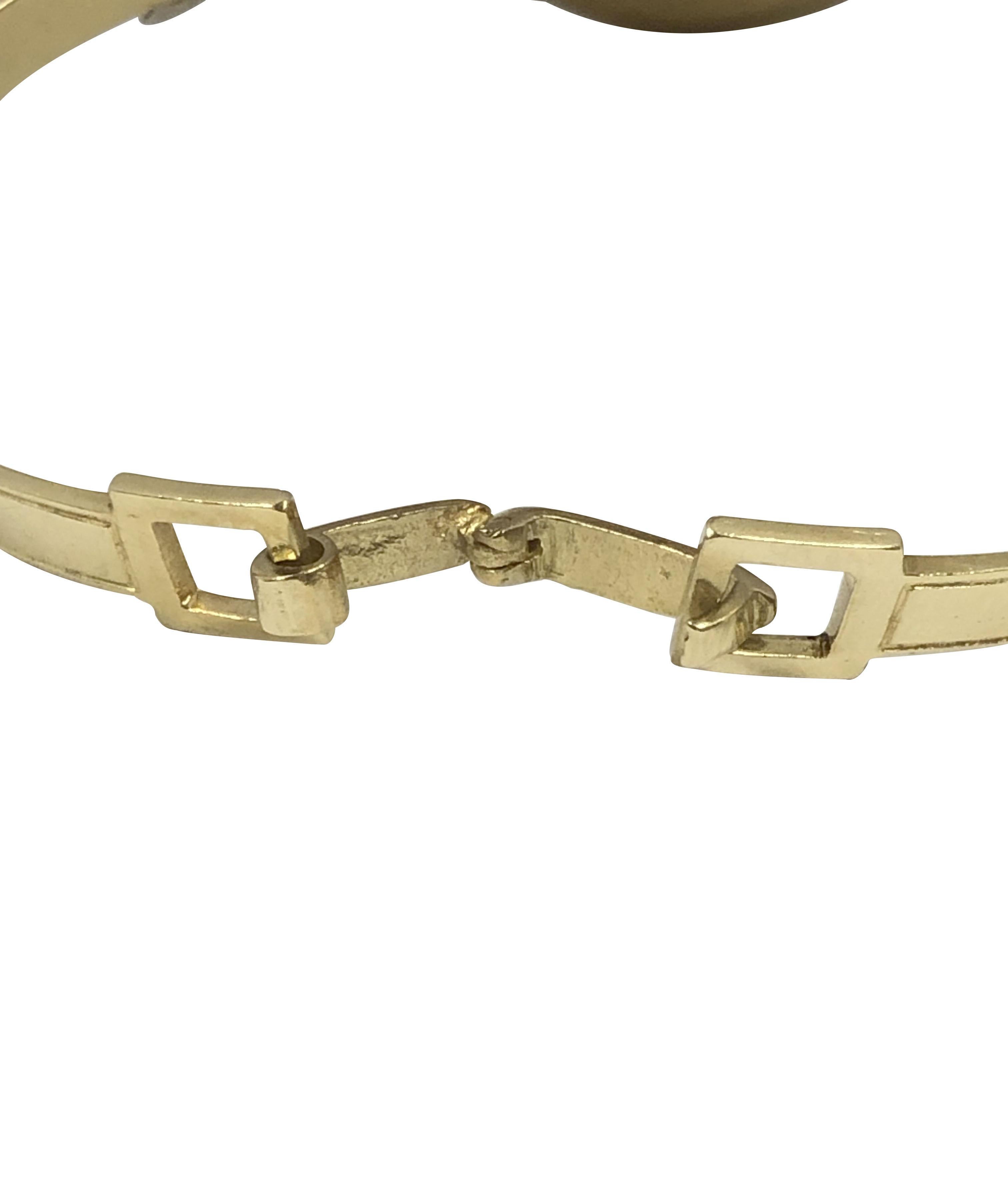 Gucci, montre-bracelet vintage en or jaune pour femmes des années 1970 en vente 2