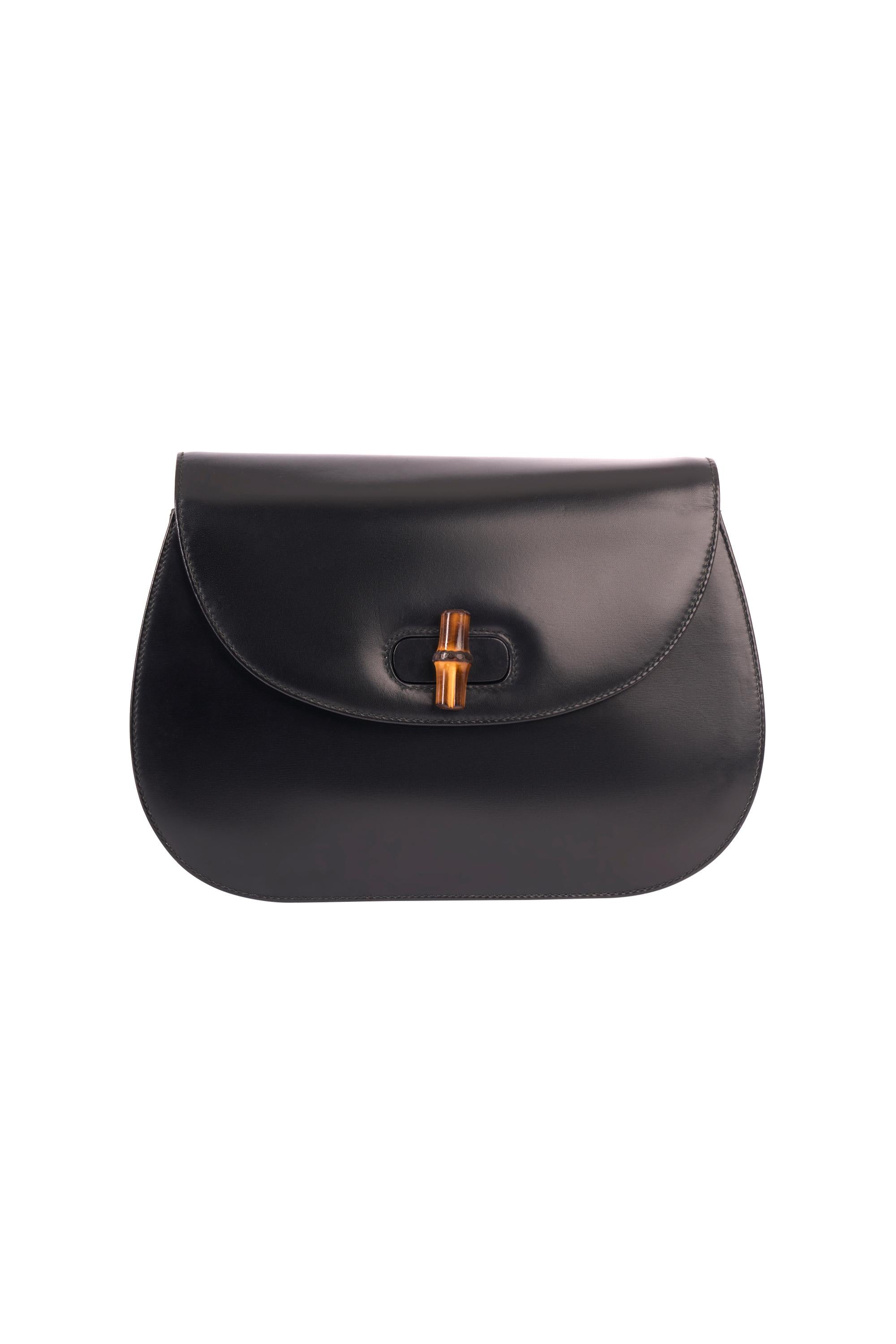 Bolso crossbody vintage Gucci de cuero negro de los años 80. Con piel de becerro negra, longitud de correa ajustable, cierre de bambú giratorio y bolsillo interior con cremallera forrado de rojo.

En muy buen estado.

Marca: Gucci
Color: