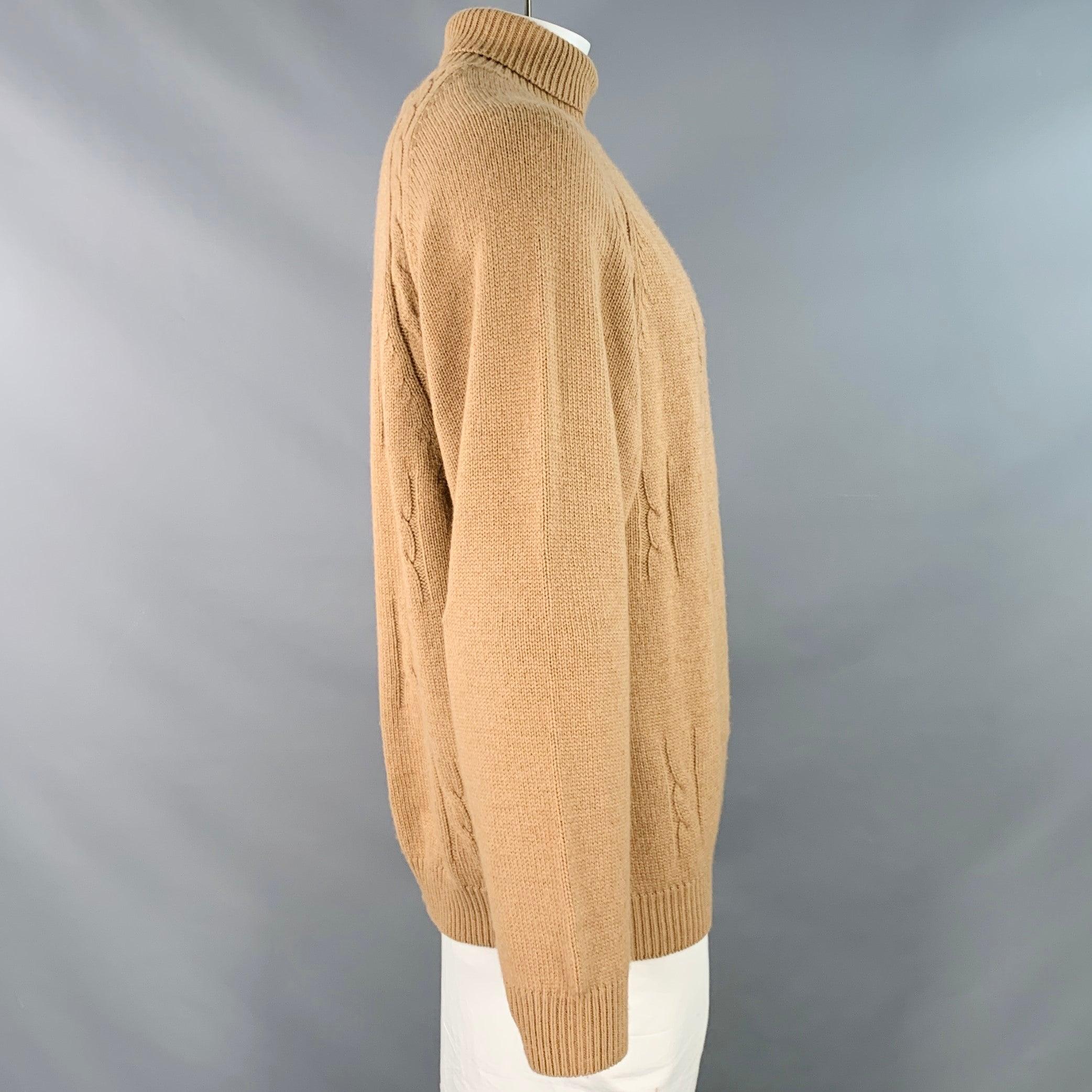 Maglione vintage Gucci degli anni '80
in maglia color cammello, caratterizzata da un design a maglia a cavi, maniche lunghe e collo a dolcevita. Made in Italy.Ottime condizioni di usato. Moderato pilling coerente con le condizioni dell'epoca.