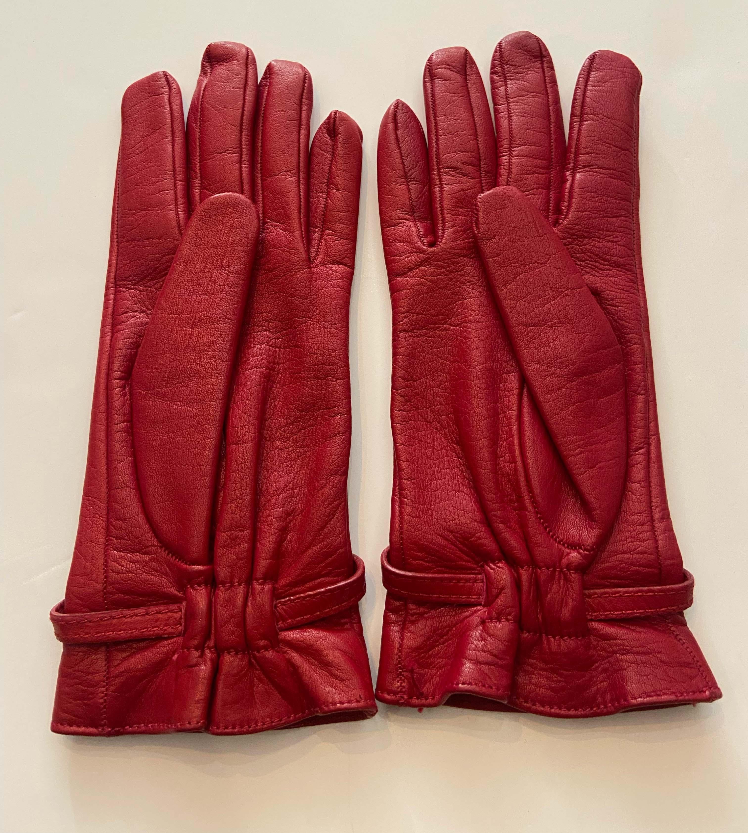 Vintage 2003 Gucci red leather gloves lined in silk. The style is finished with the classic GG logo details in silver. 

Brand: Gucci 
Size: S
Color: Red
Tag Size: 7 1.2
Modern Size: Small
Fabric: Leather
Year / Season: 2003
Authenticity Guaranteed
