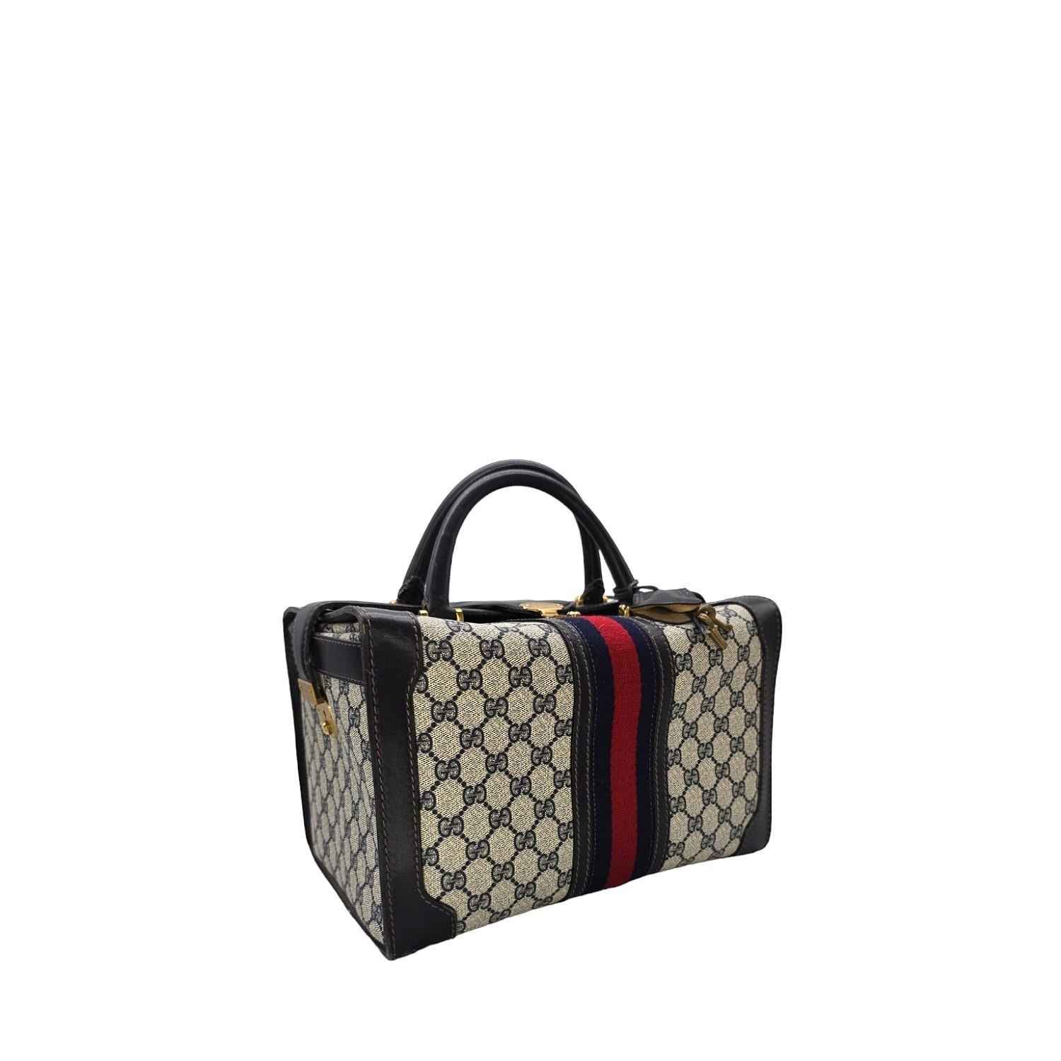 Gönnen Sie sich Luxus mit der seltenen Vintage Gucci 3-Schloss-Train Case Reisetasche. Sie ist schick und raffiniert und kann auch als Handtasche verwendet werden. Die Lederclochette und die Messingschlüssel verleihen der Tasche einen eleganten