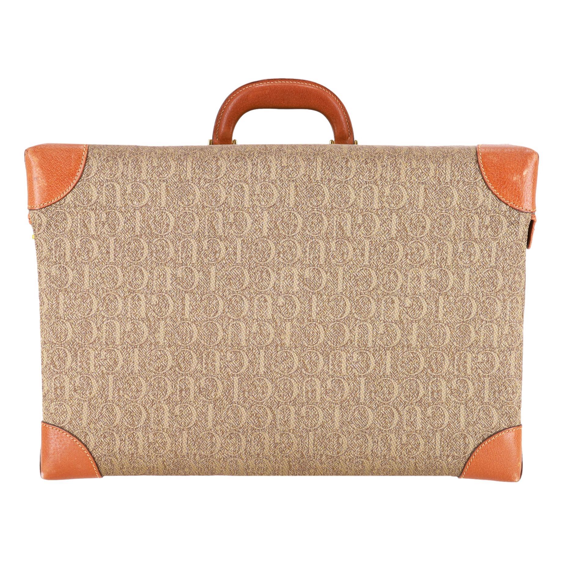 Sammlerstück - Gucci Vintage All-Over 'Gucci' Logo Canvas Kosmetikkoffer

Sehr seltener Reisekoffer aus den späten 1970er bis 1980er Jahren, hergestellt in Italien.

Sie ist aus Canvas gefertigt und mit dem charakteristischen 