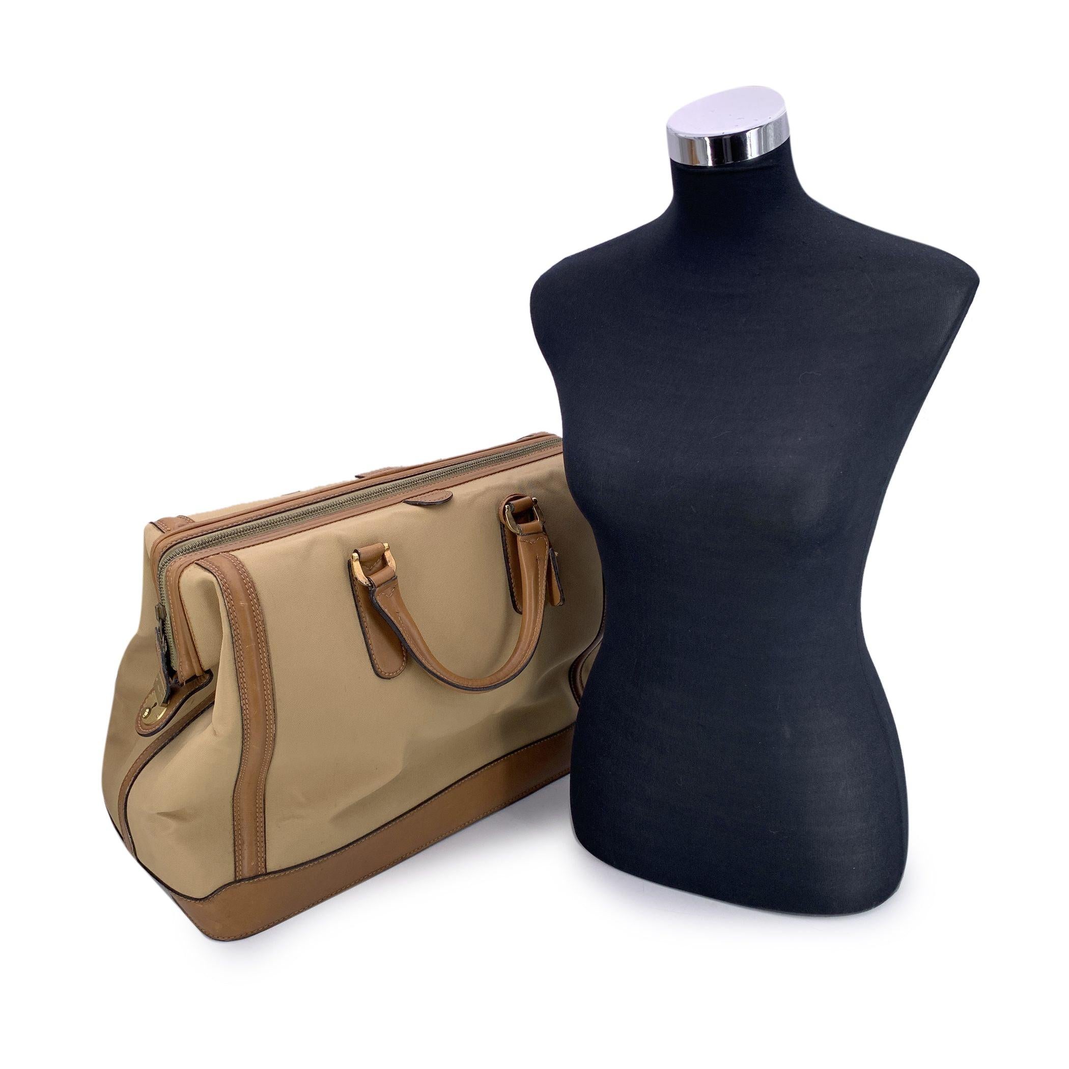 Sac de voyage vintage Gucci en toile et cuir beige - Un compagnon de voyage intemporel Pour les amateurs de luxe et de design intemporel, ce sac de voyage vintage Gucci est une véritable trouvaille. Fabriquée en toile GG beige classique avec de