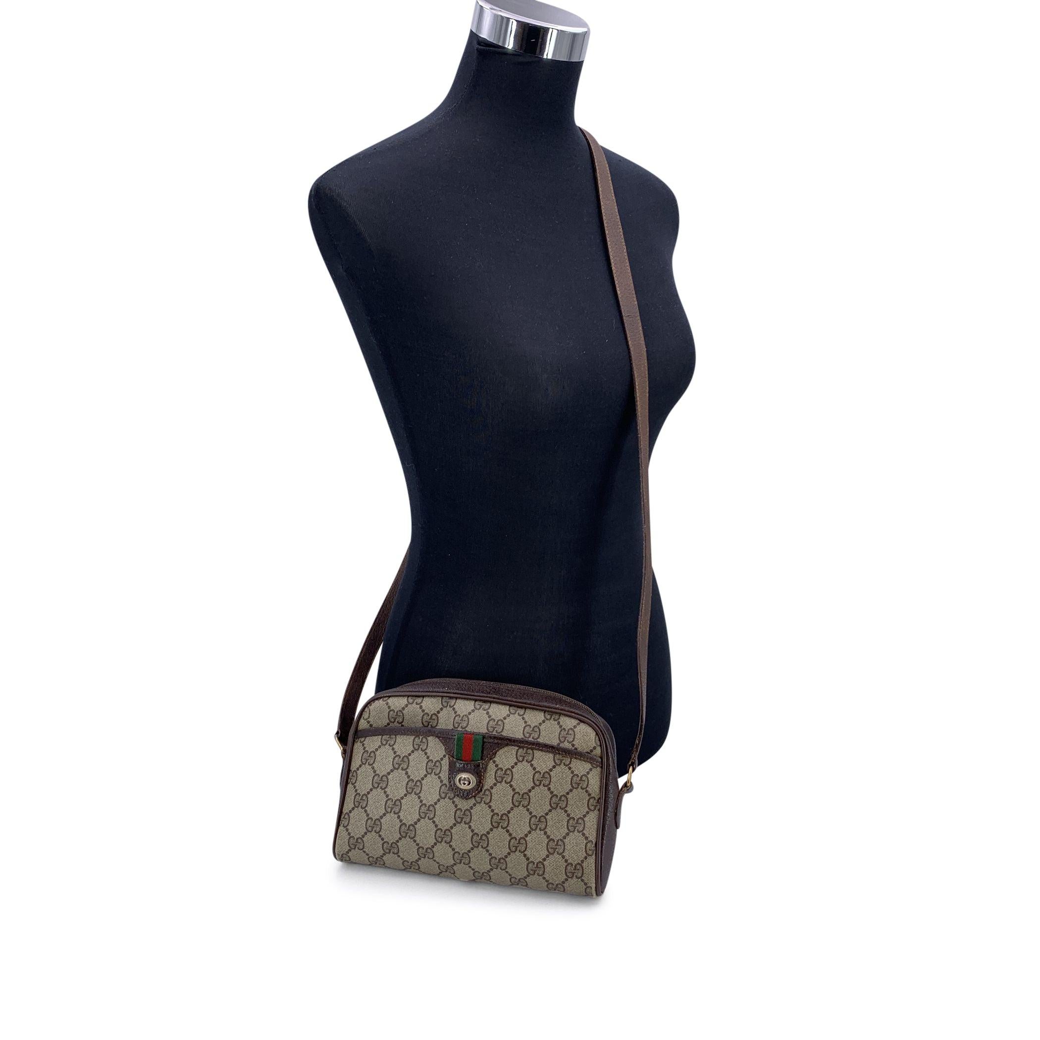 Adéntrate en un mundo de lujo clásico con este precioso bolso crossbody pequeño vintage de Gucci, una pieza icónica de la colección de accesorios de la renombrada marca. Fabricado en resistente lona con monograma y complementado con un ribete de