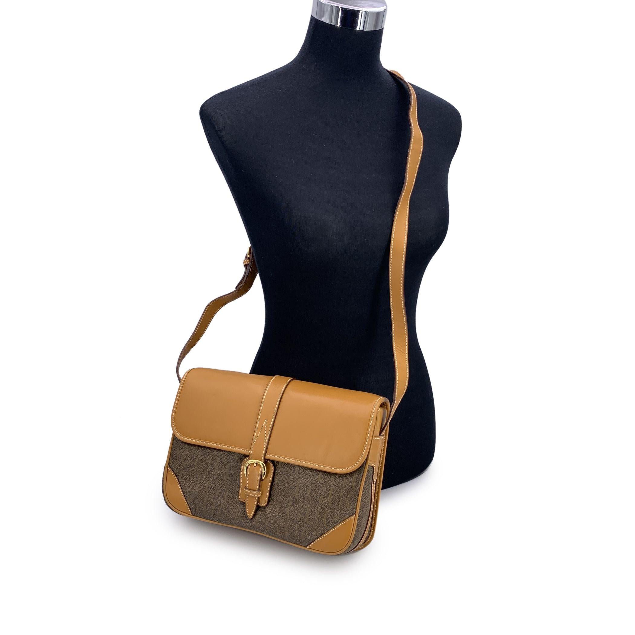 Embrace timeless luxury with this vintage Gucci shoulder bag, a perfect blend of classic design and everyday practicality. Crafted from a combination of beige leather and brown canvas, this bag features the iconic GUCCI logo pattern, making it a