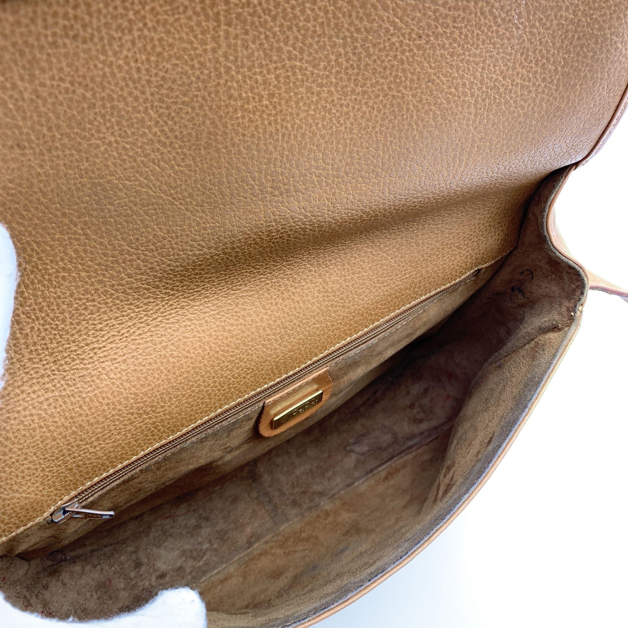 Women's or Men's Gucci Vintage Beige Leather Flap Crossbody Messenger Bag For Sale