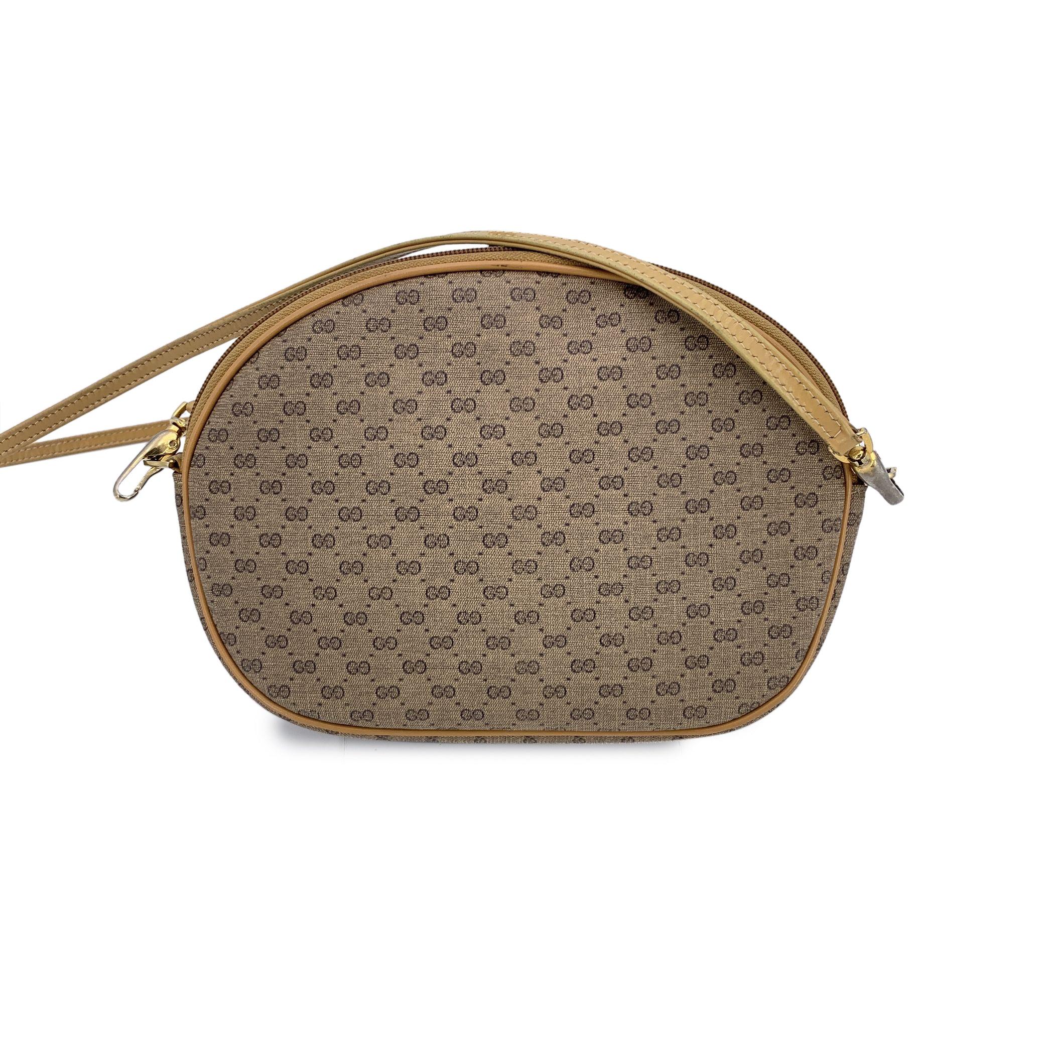 Gucci Vintage Beige Monogram Canvas Oval Messenger Crossbody Bag In Good Condition For Sale In Rome, Rome