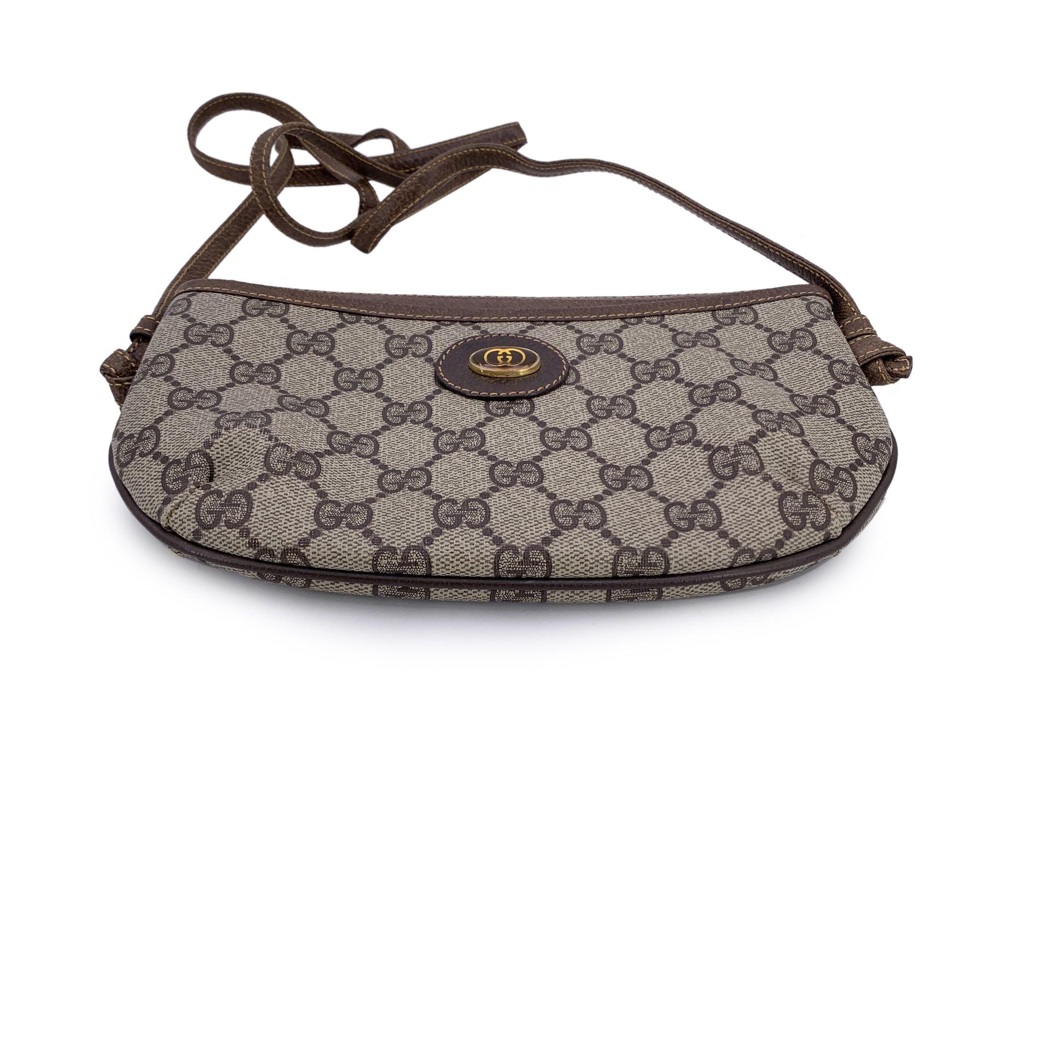 Gucci Vintage Beige Monogram Canvas Small Zip Crossbody Bag In Excellent Condition For Sale In Rome, Rome
