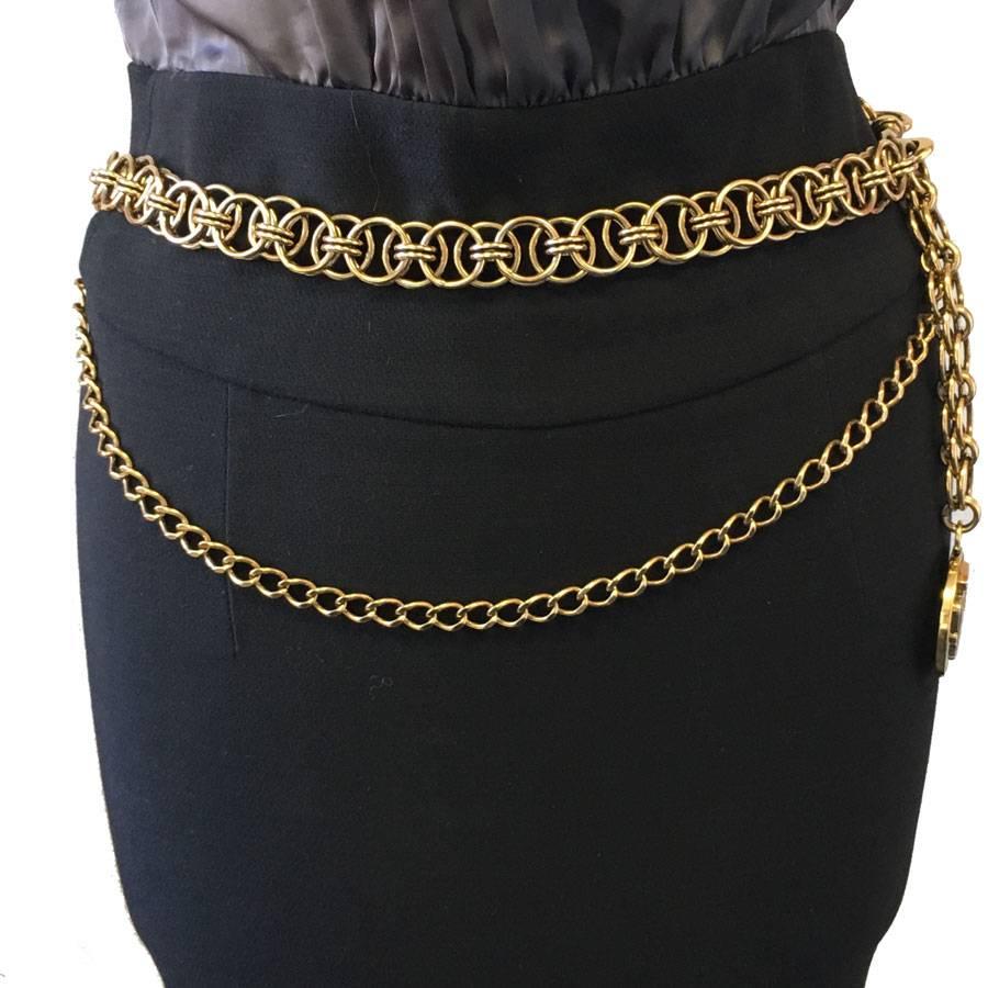 GUCCI vintage necklace belt. Two golden chains (one wide and one fine) ending in a gilded round piece on a black background. In very good condition. Can be worn as a necklace too.

Brand etched on the round piece. Made in Italy.

Dimensions: at the