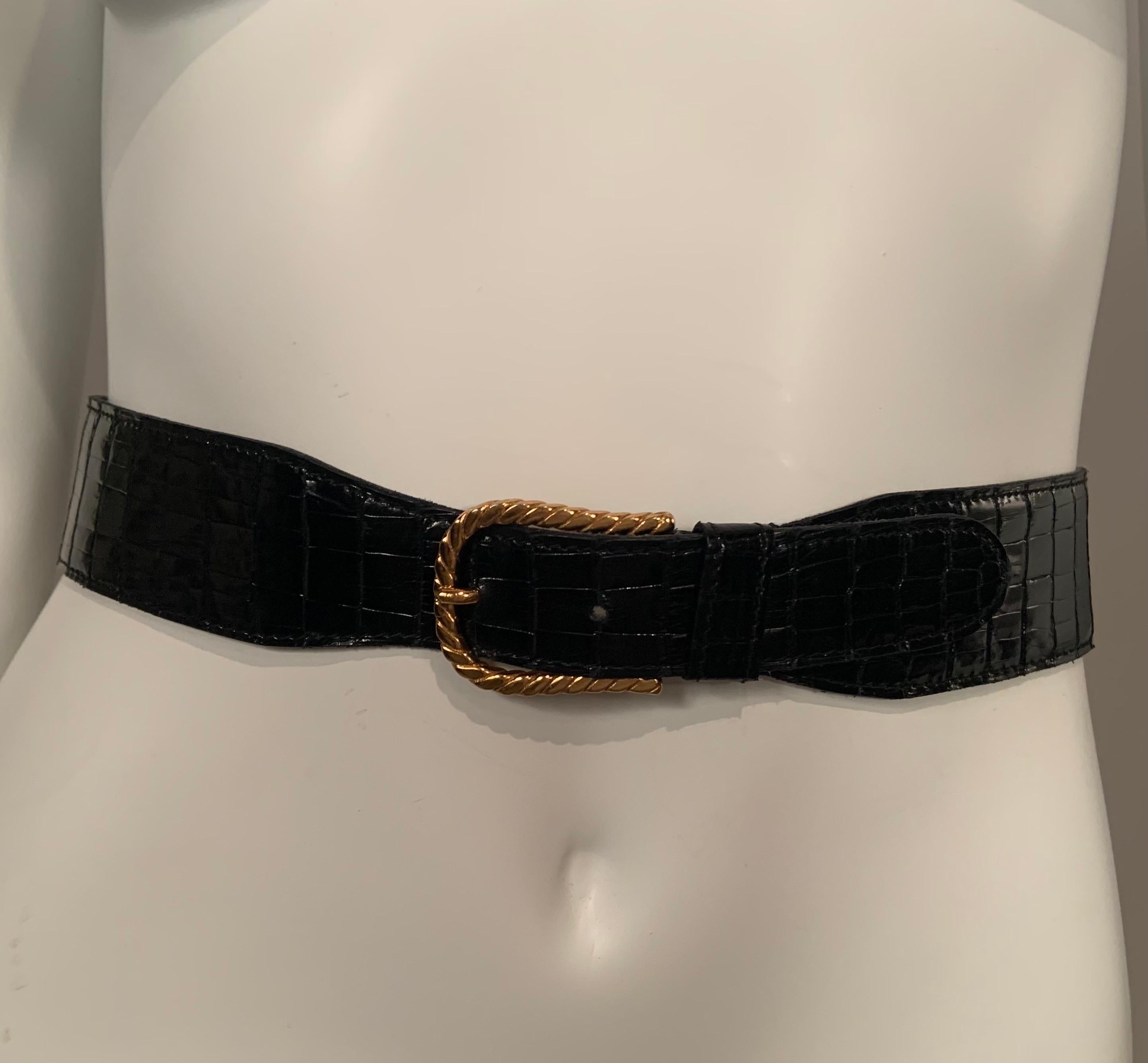 A classic black alligator belt with a twisted rope style gold toned buckle from Gucci will work with so many pieces in your wardrobe.  It is in excellent condition.   Measurements;   Length 29.5