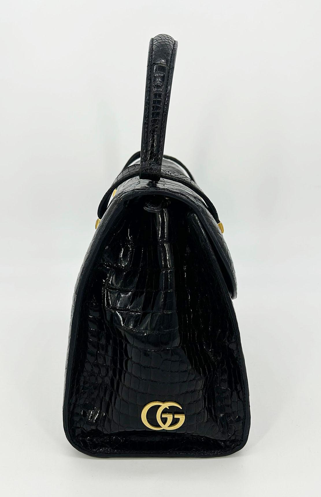 Gucci Vintage Black Alligator Kelly Bag c1970s in gutem Zustand. Glänzendes schwarzes Alligatorleder mit goldfarbenen Beschlägen und passendem Alligatorgriff oben. Goldfarbene GG Logo-Hardware an der unteren rechten Seite. Der Verschluss an der