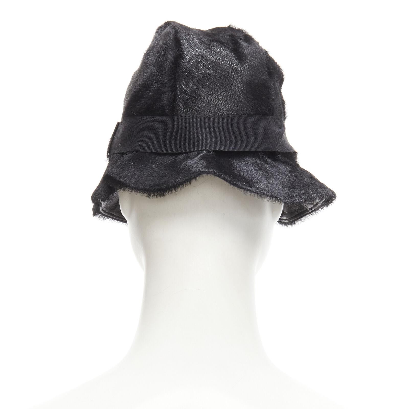 GUCCI Vintage Eimerhut aus schwarzem Kalbshaarleder mit GG-Logo und grosgrain-Bändern M im Angebot 1