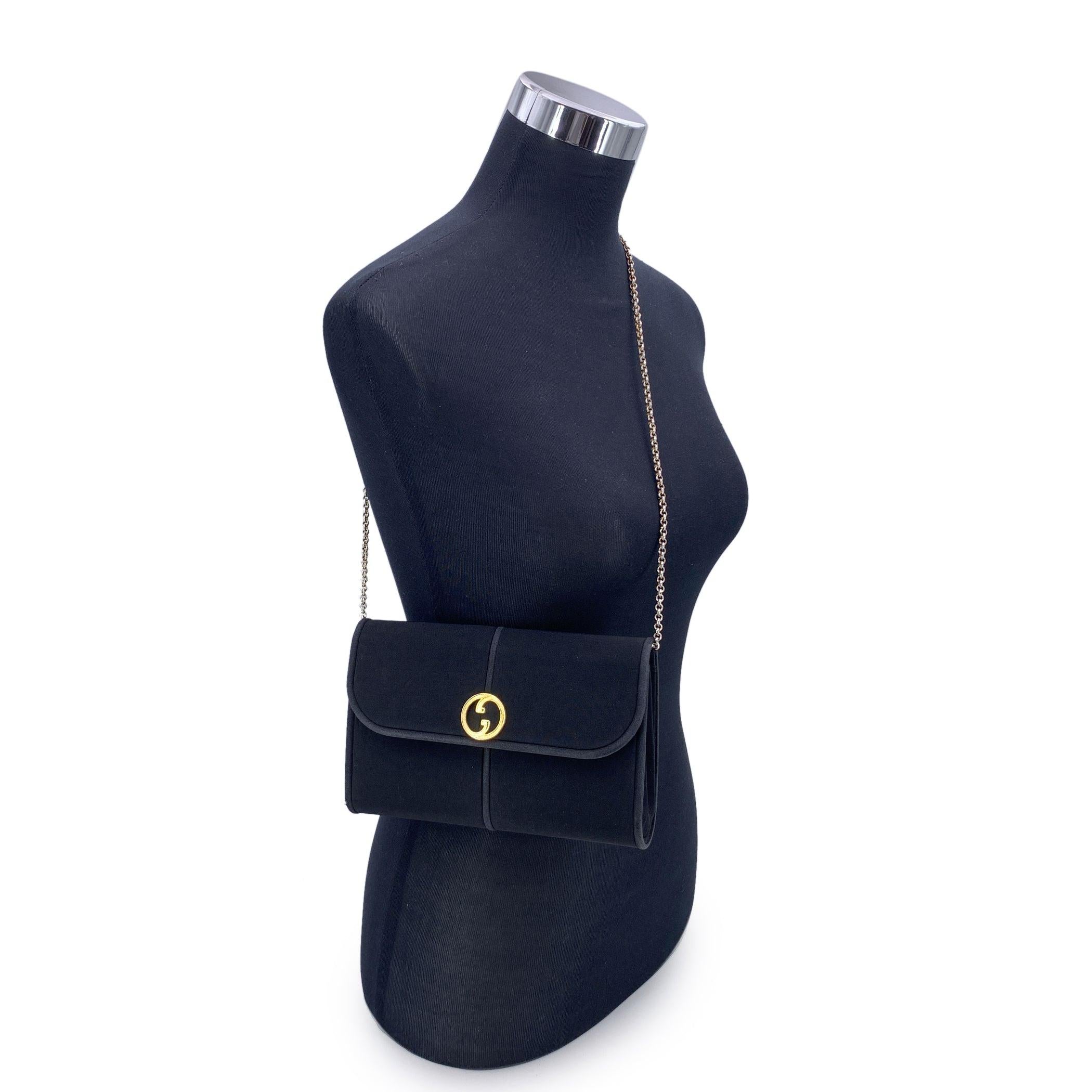 Découvrez le glamour discret de ce sac à main vintage de Gucci, une pièce remarquable qui capture l'allure de l'élégance du début de soirée. Fabrice en tissu noir classique, le sac est orné d'un logo GG en métal doré sur le devant, symbole