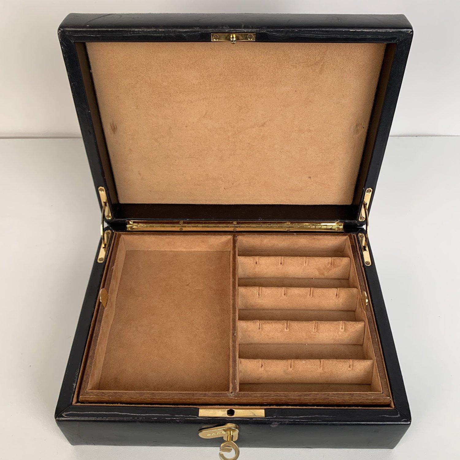 MATERIAL: Leather COLOR: Black MODEL: Jewelry case GENDER: Women SIZE: Medium Condition B - VERY GOOD Gently used. Some scratches on leather due to normal use, Some darkness and wear of use on the internal lining Measurements BAG HEIGHT: 3.25 inches