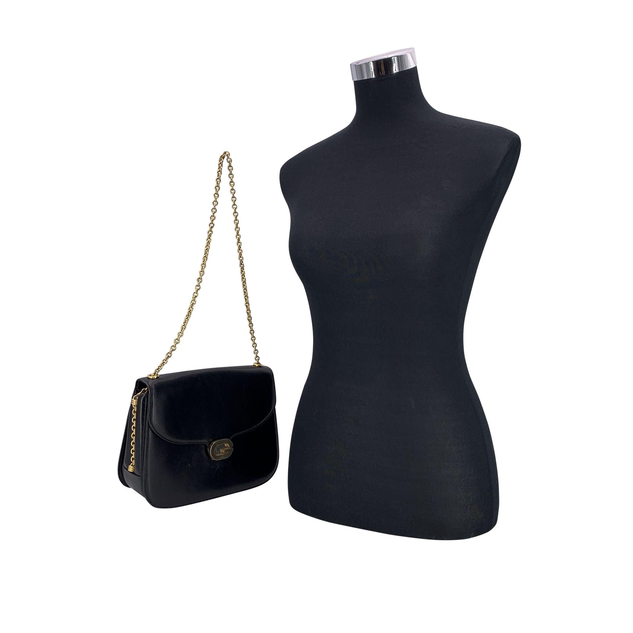 Sophistiqué et structuré, ce sac-boîte Gucci vintage reflète parfaitement l'élégance intemporelle et le savoir-faire raffiné qui font la renommée de la maison. Méticuleusement confectionné en cuir noir lisse, il présente une silhouette élégante et