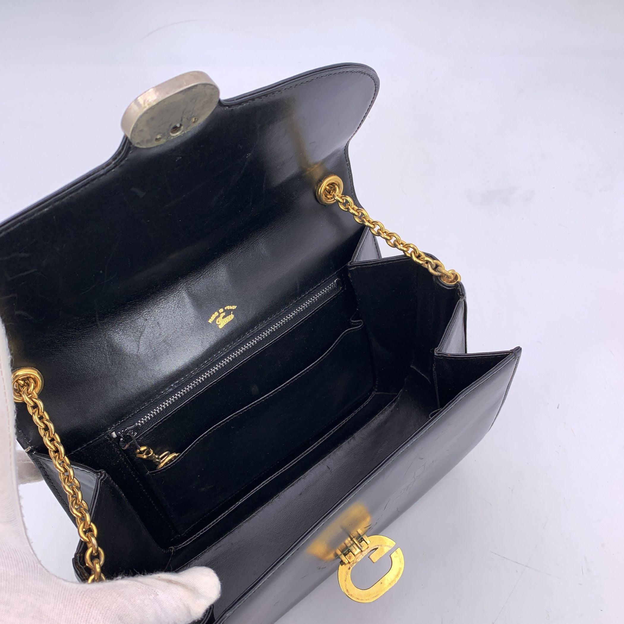 Gucci Vintage Sac à bandoulière à rabat en cuir noir avec chaîne Bon état - En vente à Rome, Rome