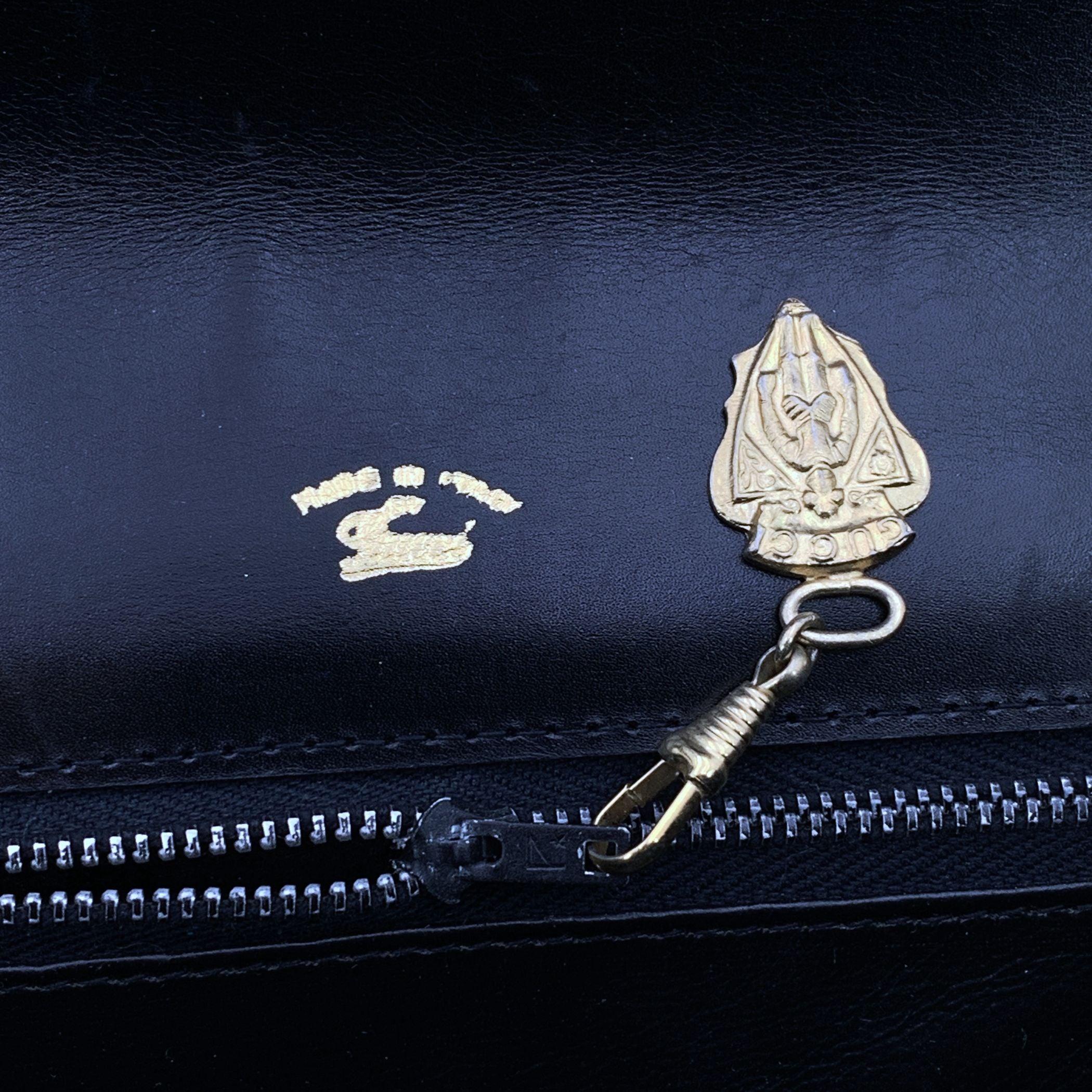 Gucci Vintage Sac à bandoulière à rabat en cuir noir avec chaîne Pour femmes en vente