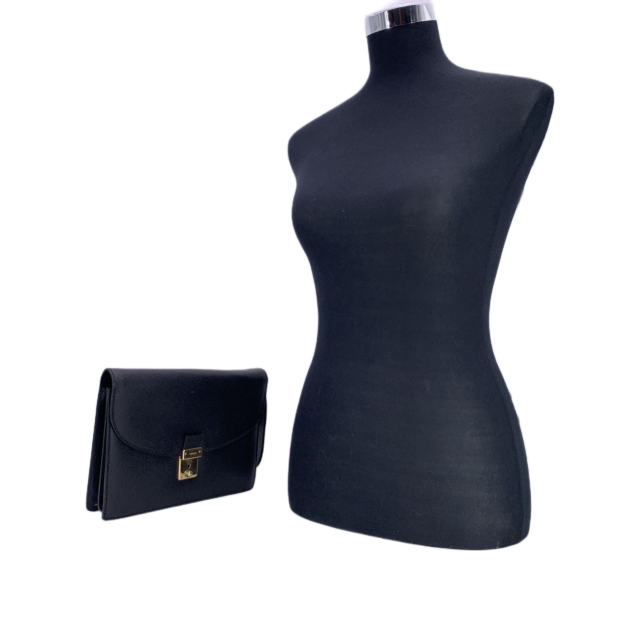 Vestige raffiné de l'âge d'or de Gucci, ce sac bracelet en cuir noir vintage est le genre de pièce qui porte des histoires dans ses coutures. Confectionnée en cuir noir souple, sa silhouette structurée est complétée par des accessoires en métal doré