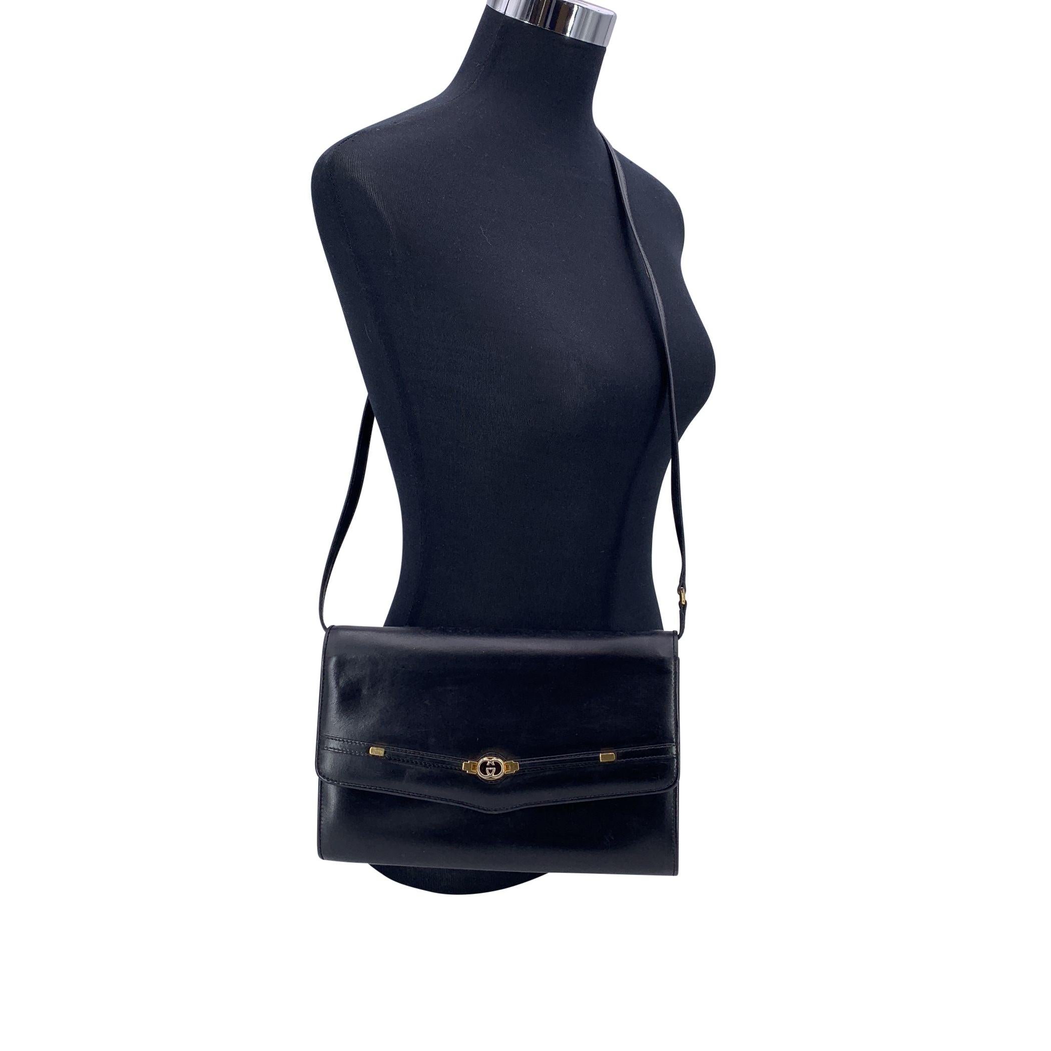 Véritable bijou de la collection vintage de Gucci, ce sac à bandoulière en cuir noir reflète le mélange d'élégance et de polyvalence propre à la maison. Le rabat avant est orné du logo GG en métal doré, emblème intemporel du savoir-faire italien. A