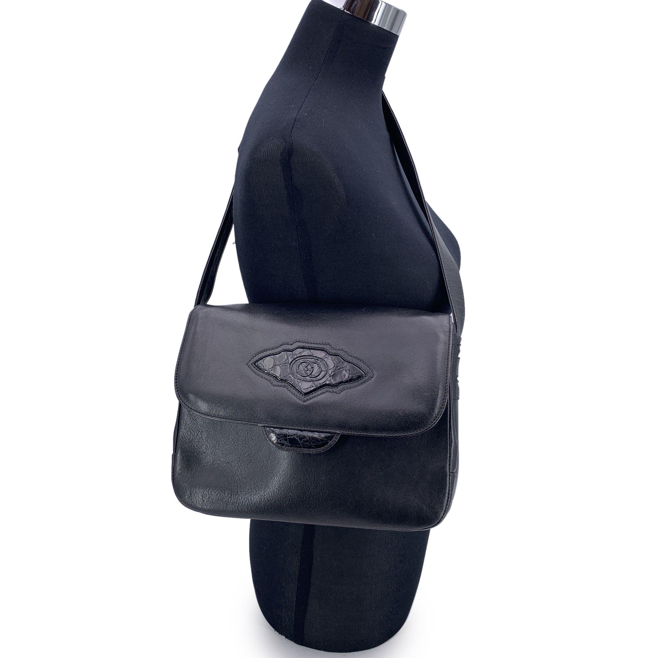 Zeitlos schick und mit unverwechselbarem Vintage-Charme ist diese schwarze Vintage-Lederumhängetasche von Gucci ein raffiniertes Stück aus einer Ära, in der Handwerkskunst noch lauter sprach als Logos. Die Tasche aus schwarzem Glattleder mit