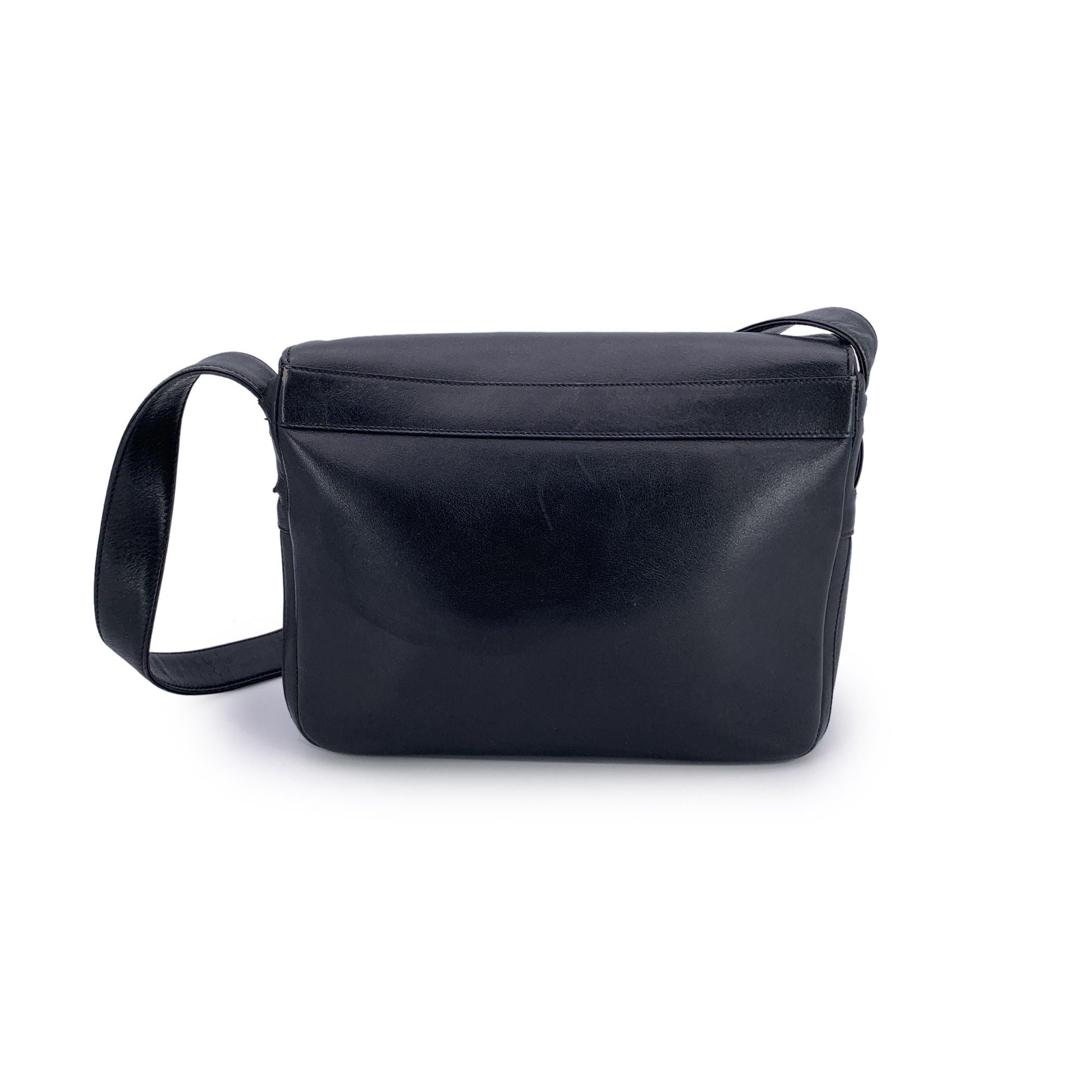 Gucci Vintage Black Leather Flap GG Logo Umhängetasche (Schwarz) im Angebot
