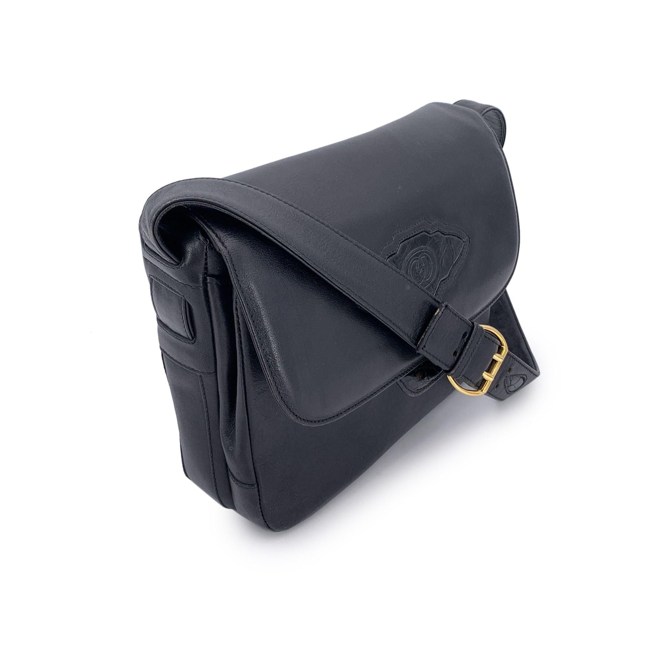 Gucci Vintage Black Leather Flap GG Logo Umhängetasche im Zustand „Gut“ im Angebot in Rome, Rome