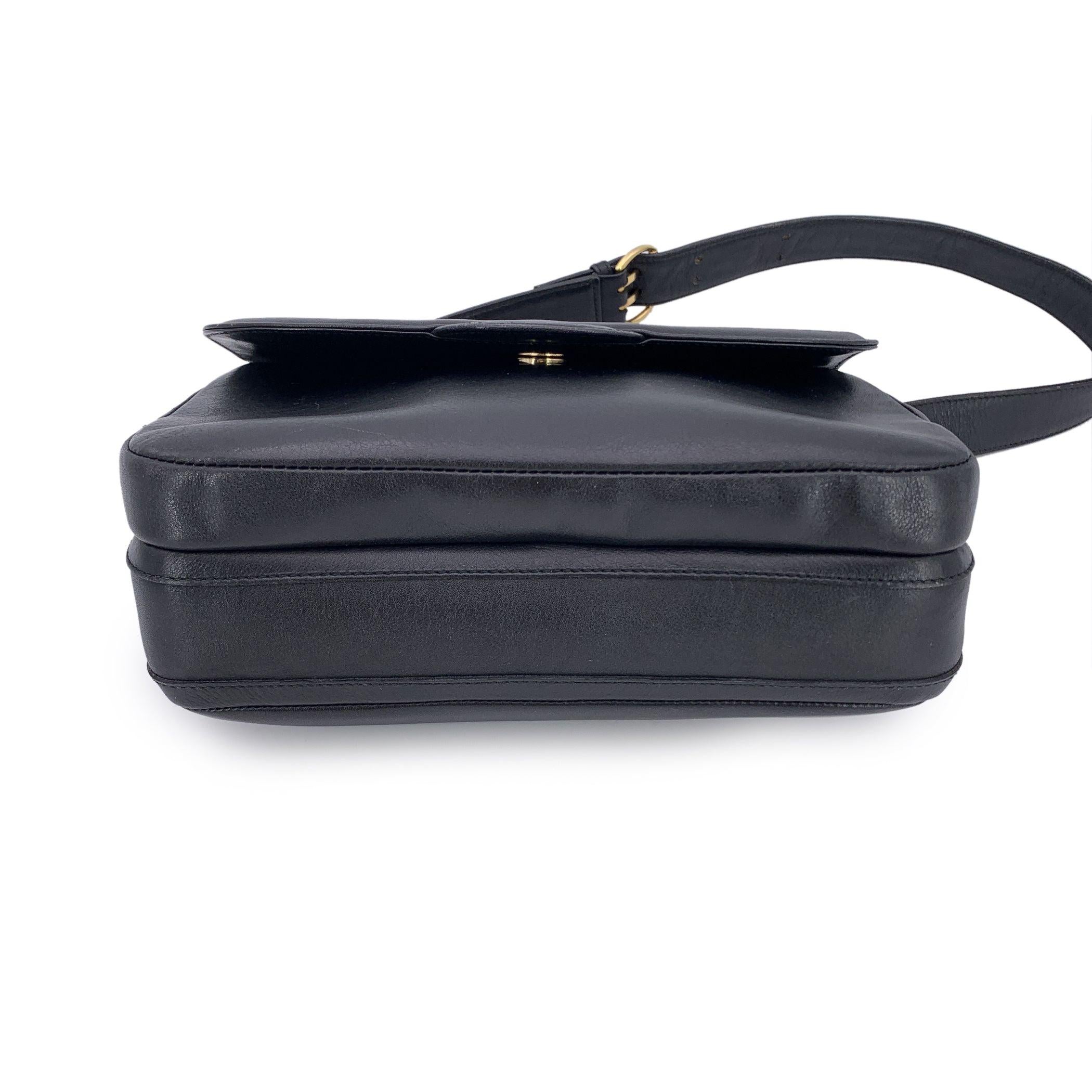 Gucci Vintage Black Leather Flap GG Logo Umhängetasche im Angebot 3